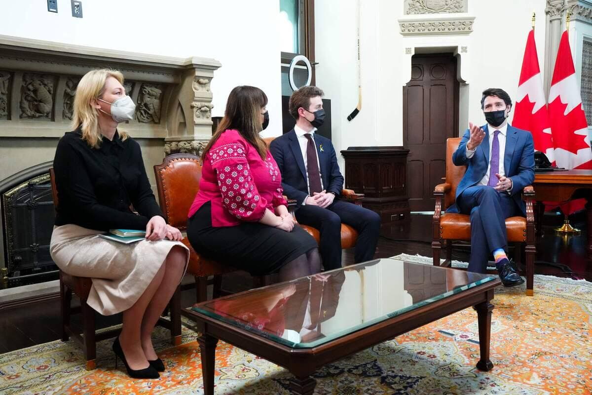 Le premier ministre Justin Trudeau rencontre une délégation de députés ukrainiens dans son bureau sur la colline du Parlement à Ottawa, Canada, le 31 mars 2022.