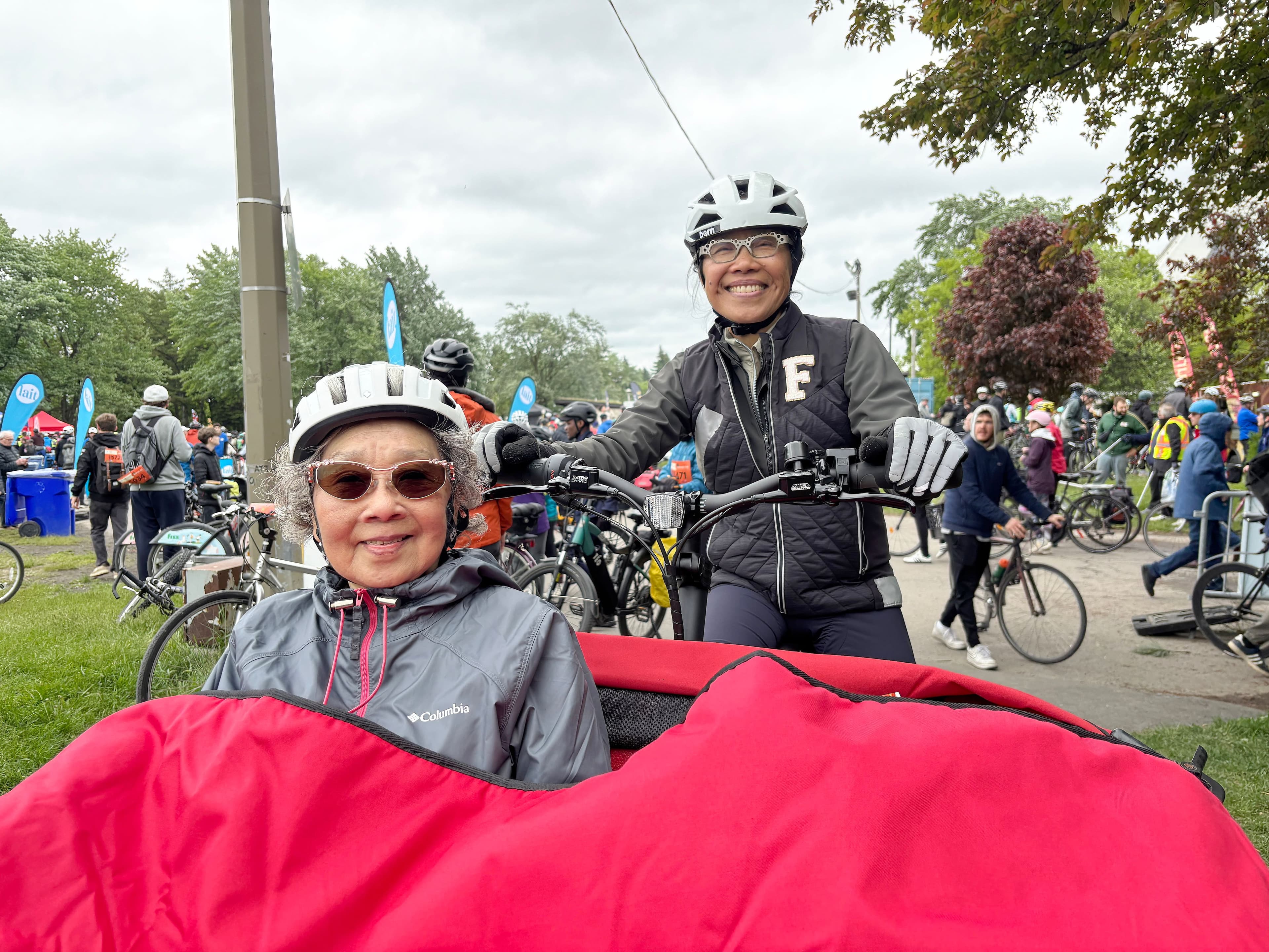 Fiona Chai a transporté sa mère, Viviane Chai (90 ans), lors du Tour de l'Île de Montréal dimanche.
