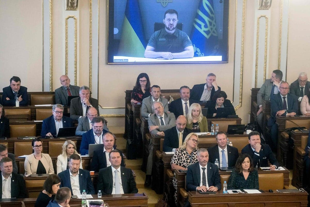 Volodymyr Zelensky prononce un discours devant le Parlement tchèque.