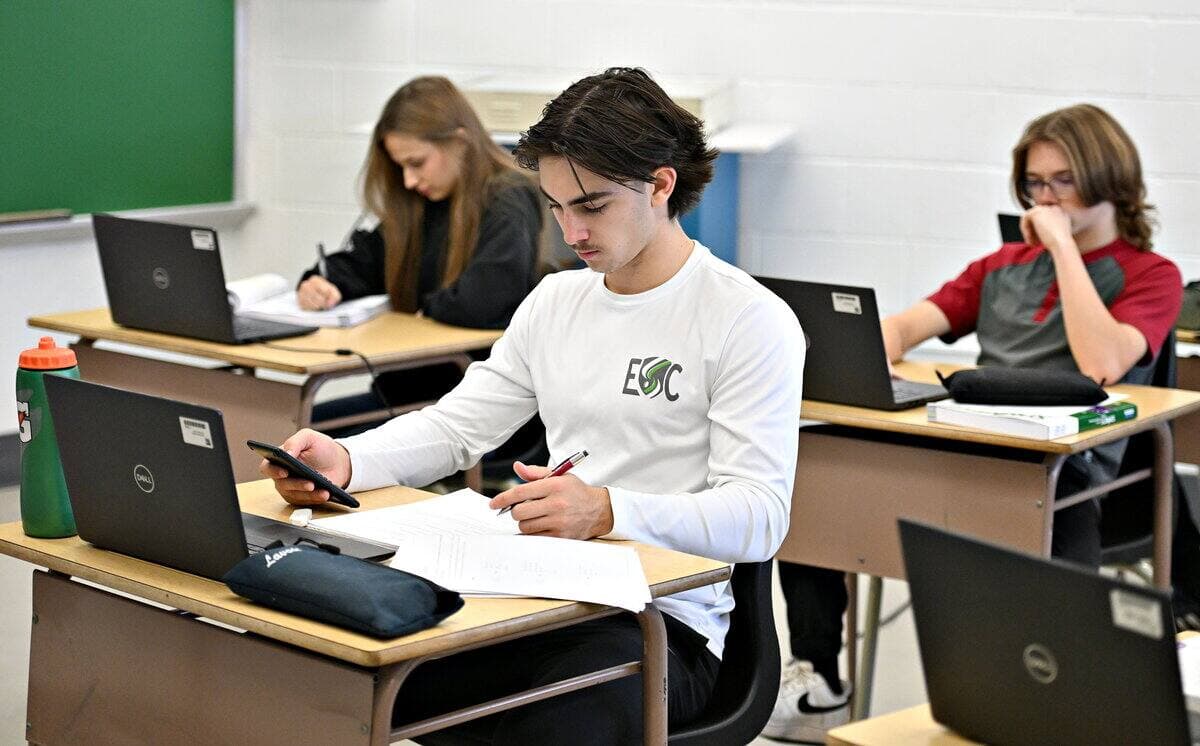 Des élèves d'une école secondaire de Chaudière-Appalaches devant leur écran, en octobre 2024.
