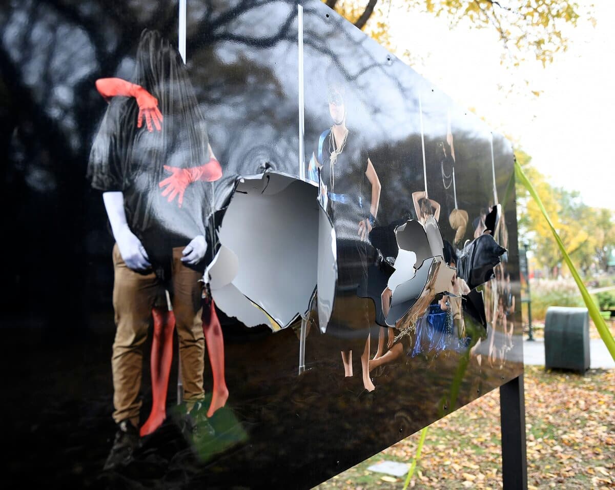 Un individu a vandalisé mardi matin les œuvres de l’artiste Annie Baillargeon présentées sur les plaines d’Abraham dans le cadre de l’événement Les promenades urbaines.