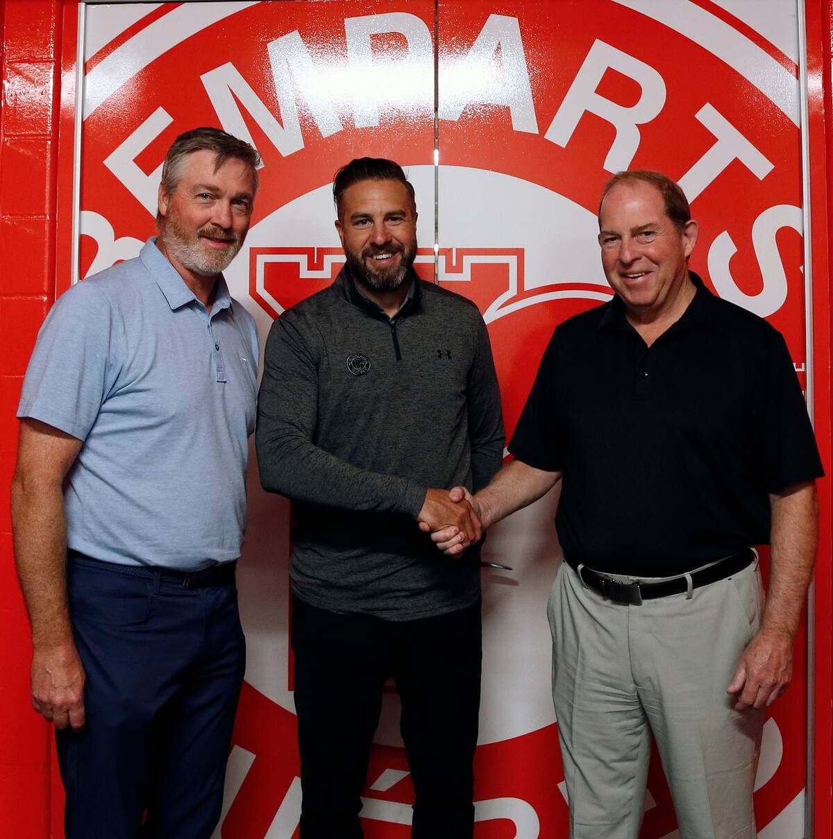 Simon Gagné accompagné de Jacques Tremblay et Patrick Roy, mercredi, au Centre Vidéotron.