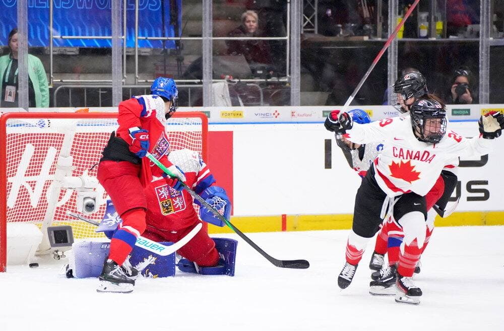 Marie-Philip Poulin célèbre après avoir inscrit son deuxième but du match face aux Tchèques, lundi, au Mondial de hockey féminin.