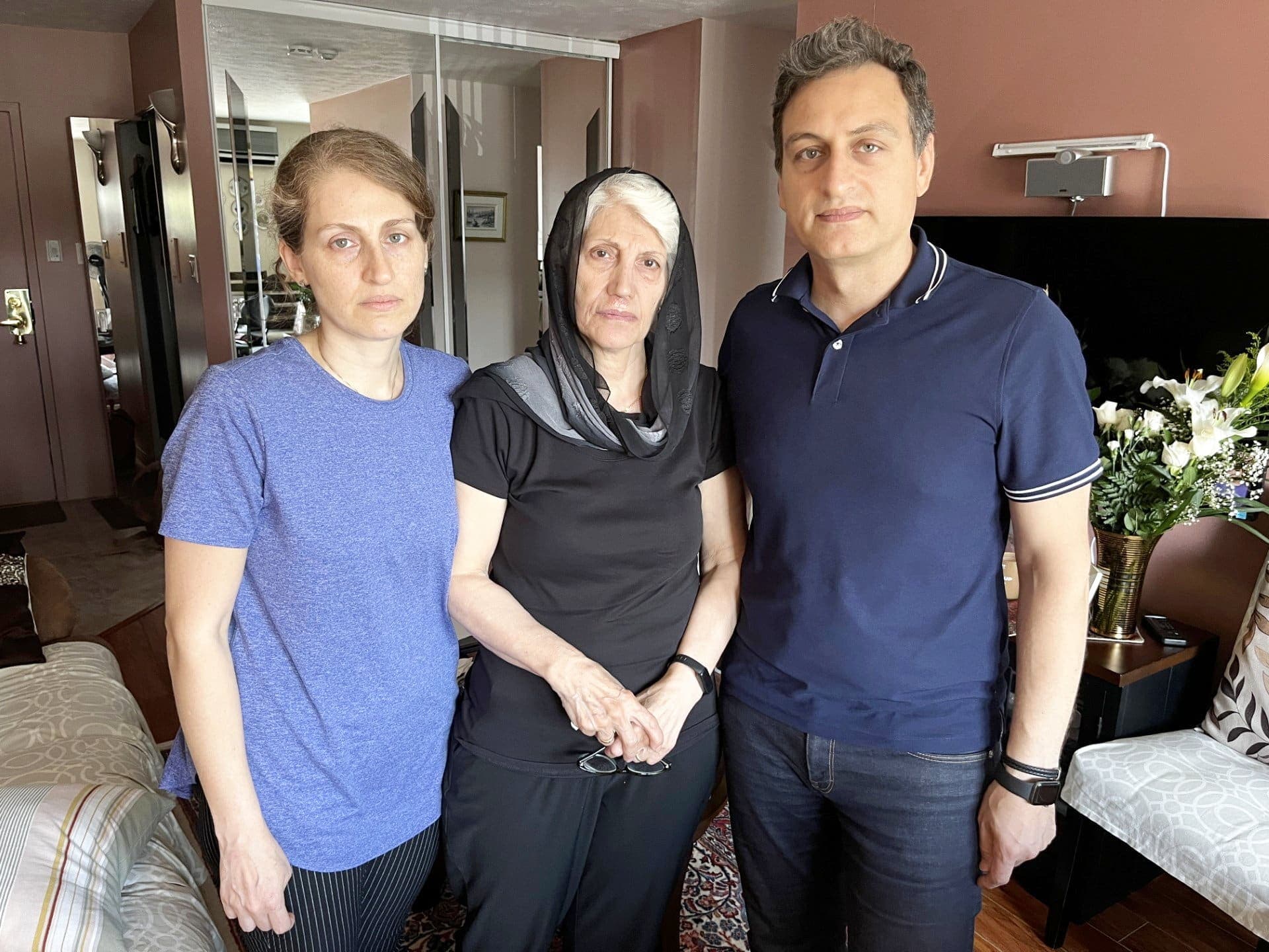 Sa fille, Maryam Abazari Torghabeh, sa femme, Farideh Davari, et son fils, Alireza Abazari Torghabeh, sont inconsolables quatre jours après le drame.