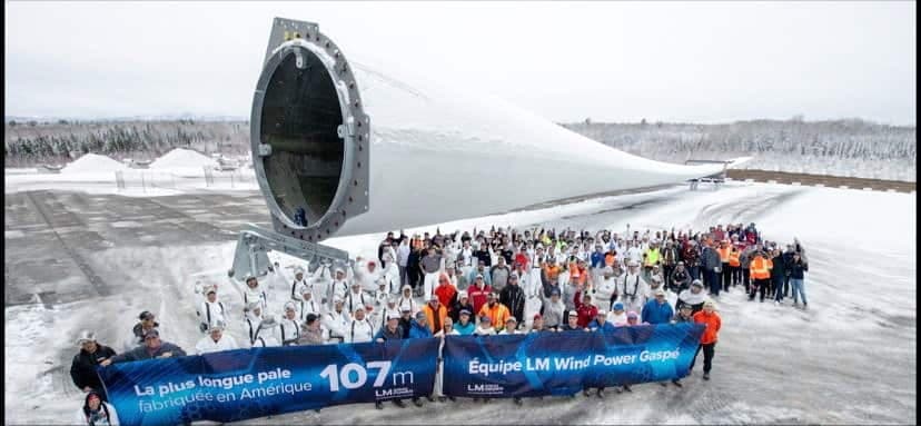 Des dizaines de travailleurs et travailleuses de l'usine LM Wind Power en 2023, à Gaspé, ont construit la plus longue pale éolienne au monde, qui mesure 123 mètres.