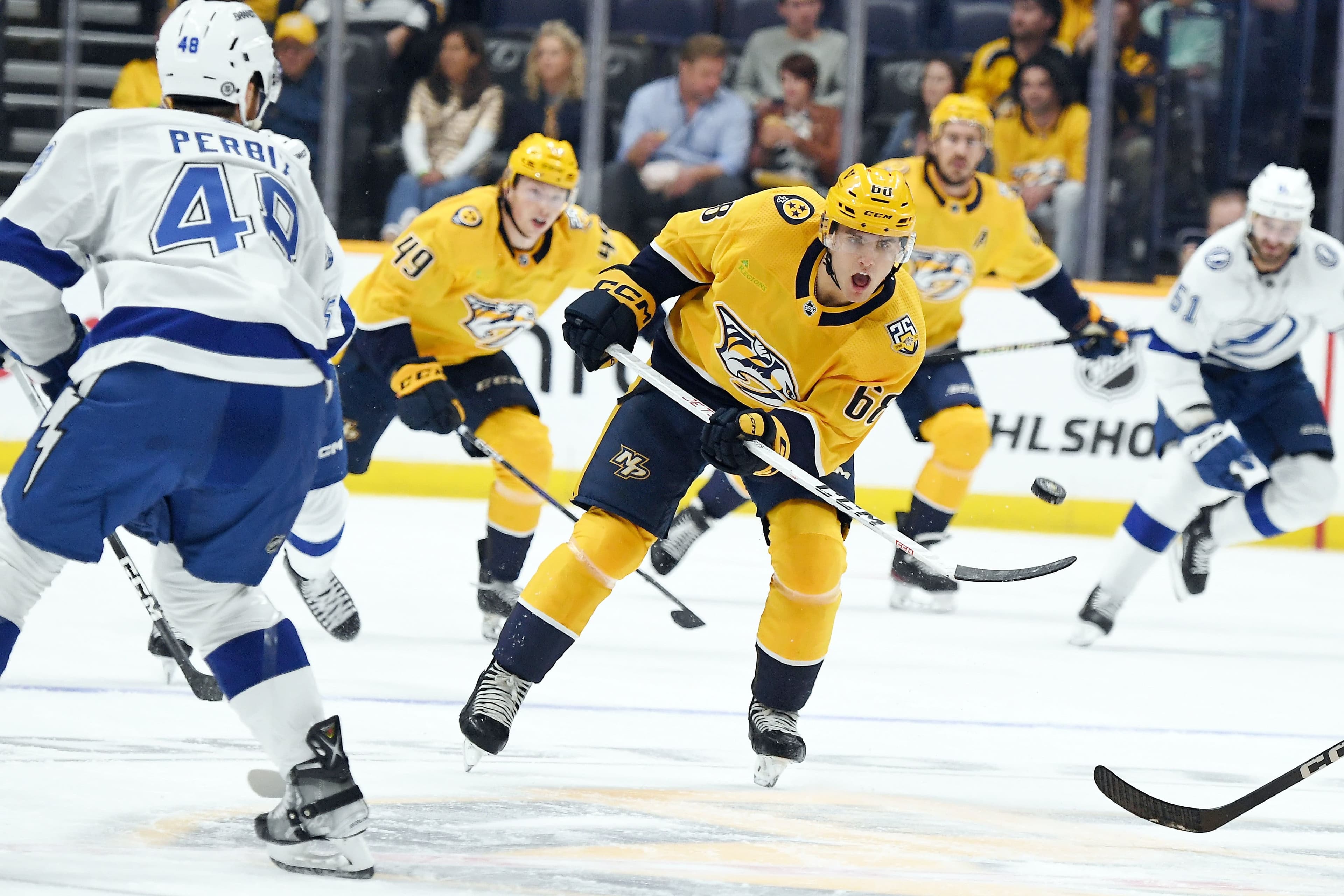 Zachary L’Heureux (numéro 68) gardant les yeux sur la rondelle lors d’un match préparatoire entre les Predators de Nashville et le Lightning de Tampa Bay, en septembre 2023.