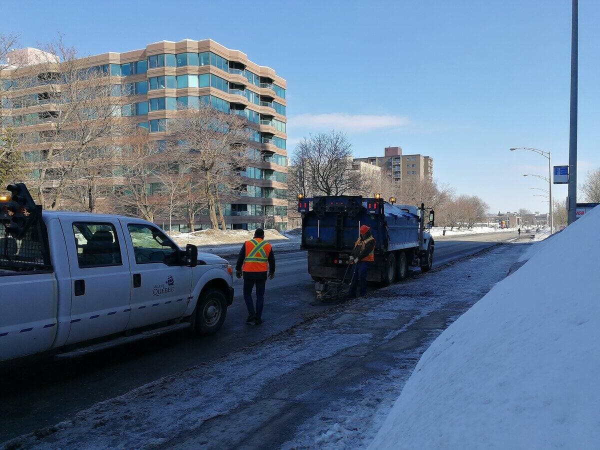 L’opération de colmatage des nids-de-poule bat son plein à Québec, comme ici sur le chemin Quatre-Bourgeois lors d’une intervention réalisée mercredi dernier. Jusqu’à 30 employés peuvent être déployés sur le terrain.