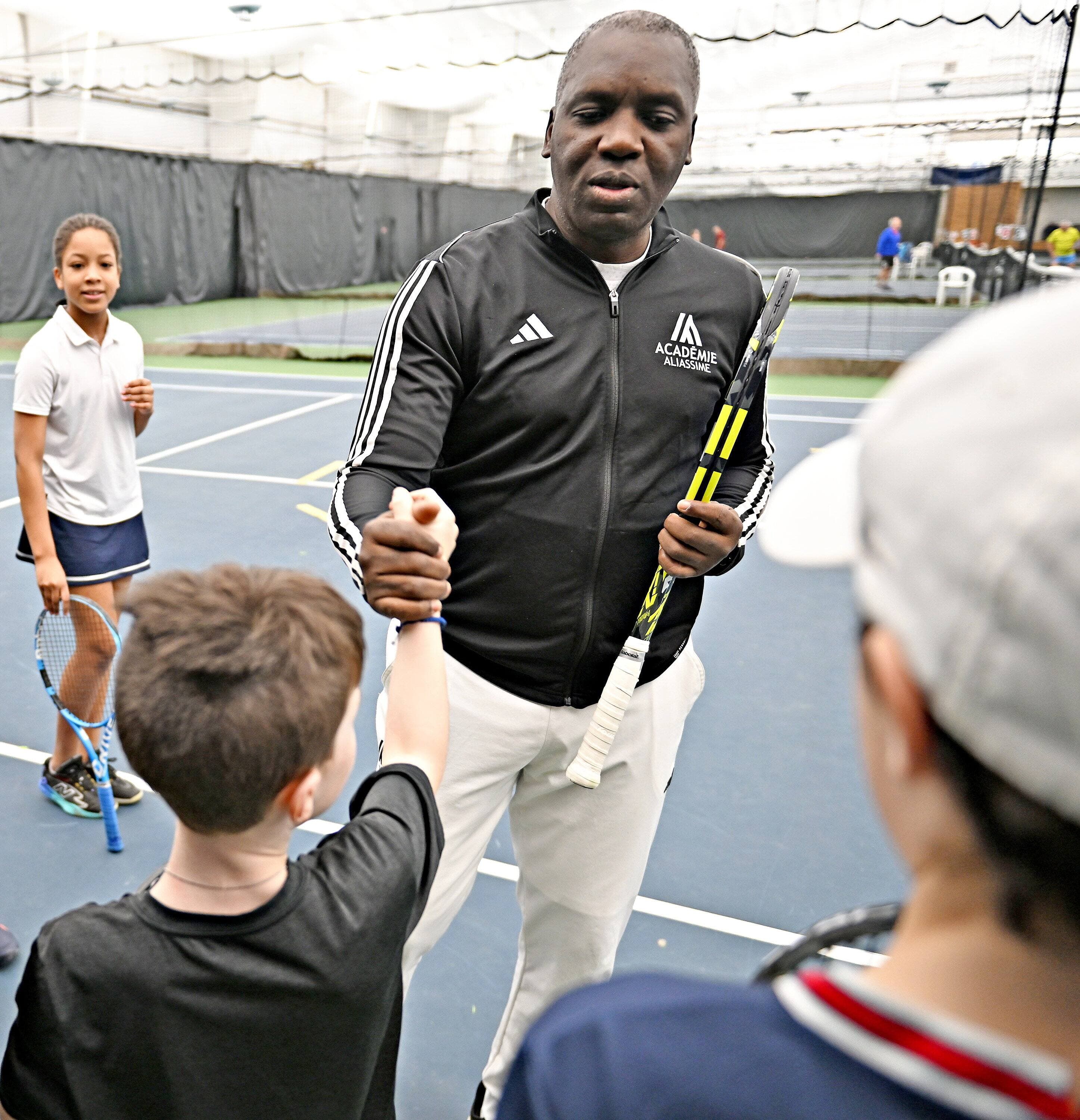 Sam Aliassime à l’Académie Aliassime de tennis à Québec, jeudi.
Sam Aliassime à l'Académie Aliassime, jeudi à Québec.