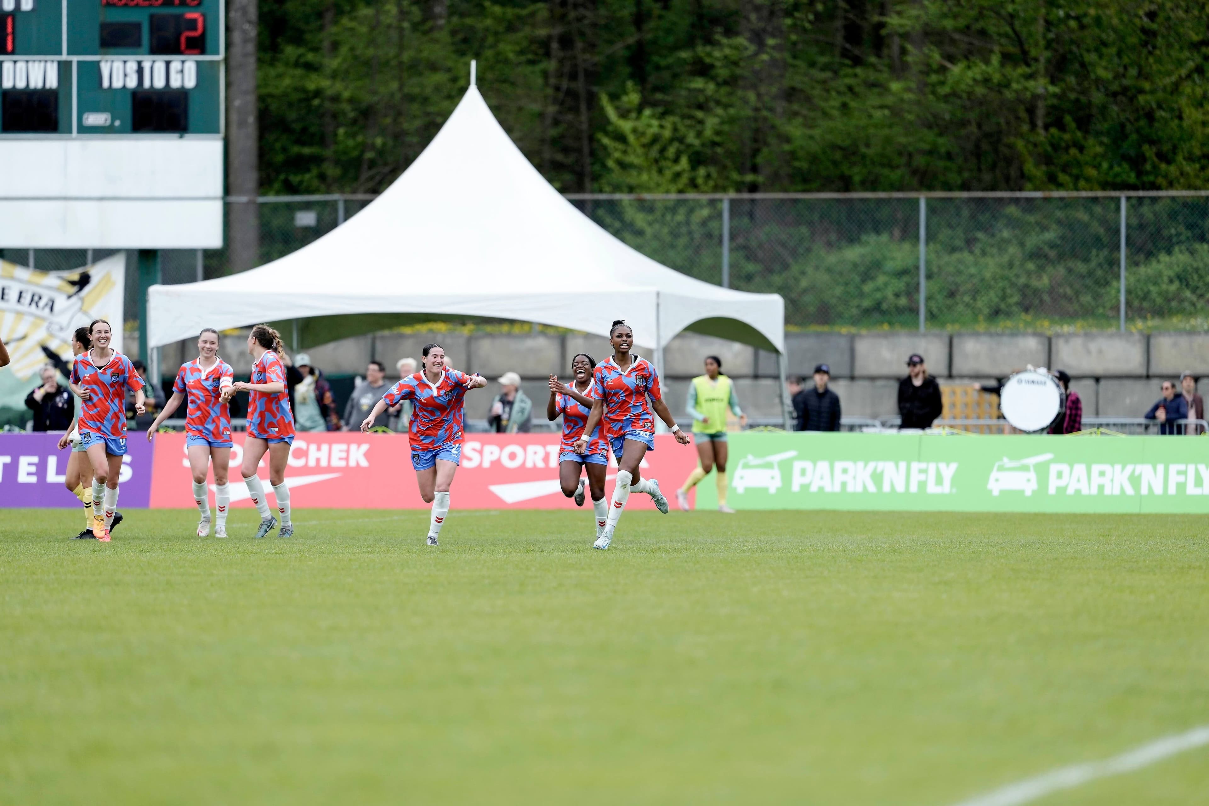 L'attaquante québécoise Latifah Abdu (à droite) a marqué son premier but dans la Super Ligue du Nord, le troisième des Roses de Montréal (à la 41e minute) dans une victoire de 3 à 1 sur le Rise de Vancouver, dimanche dernier.