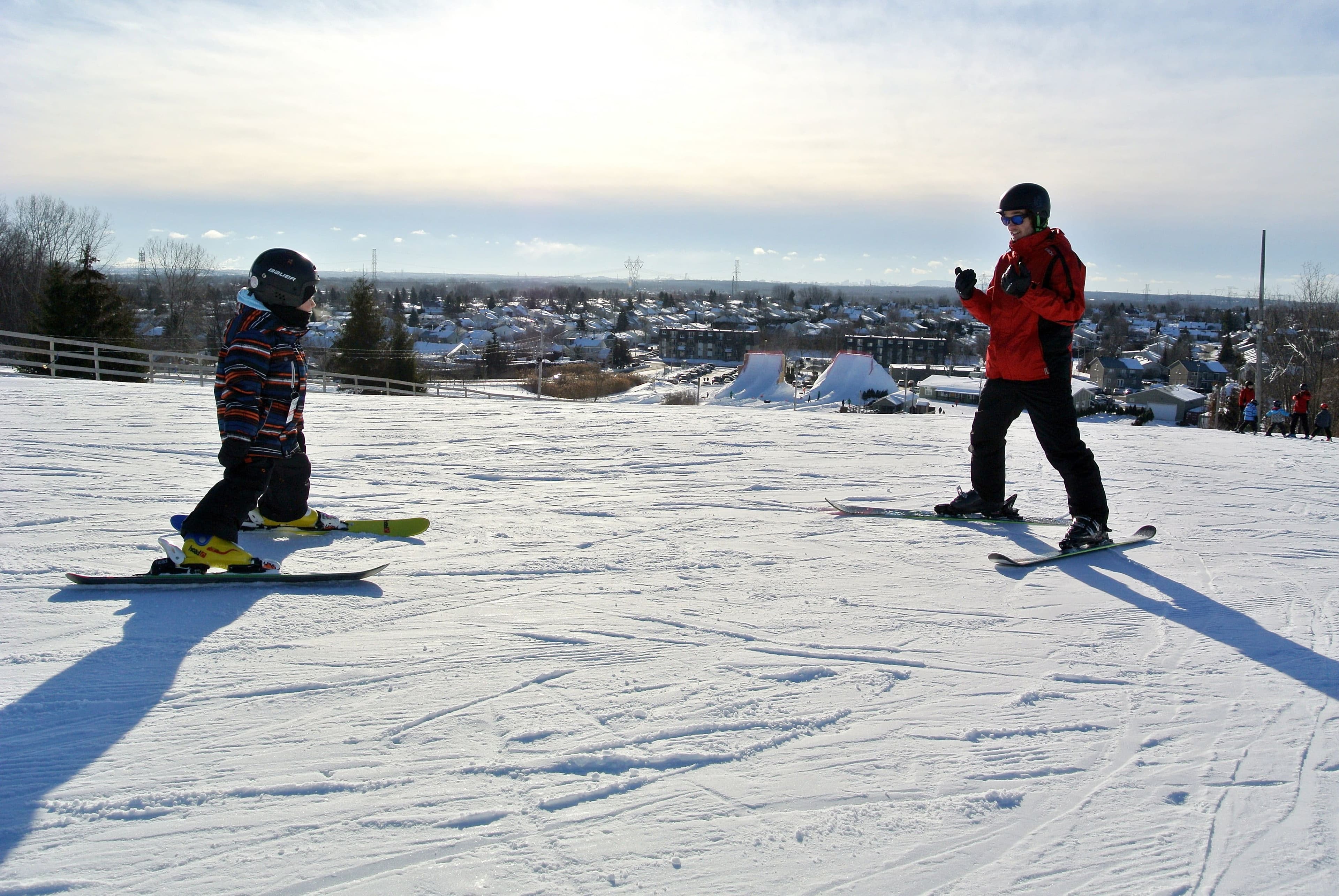 À la Côte boisée, les enfants s’initient aux sports de glisse.