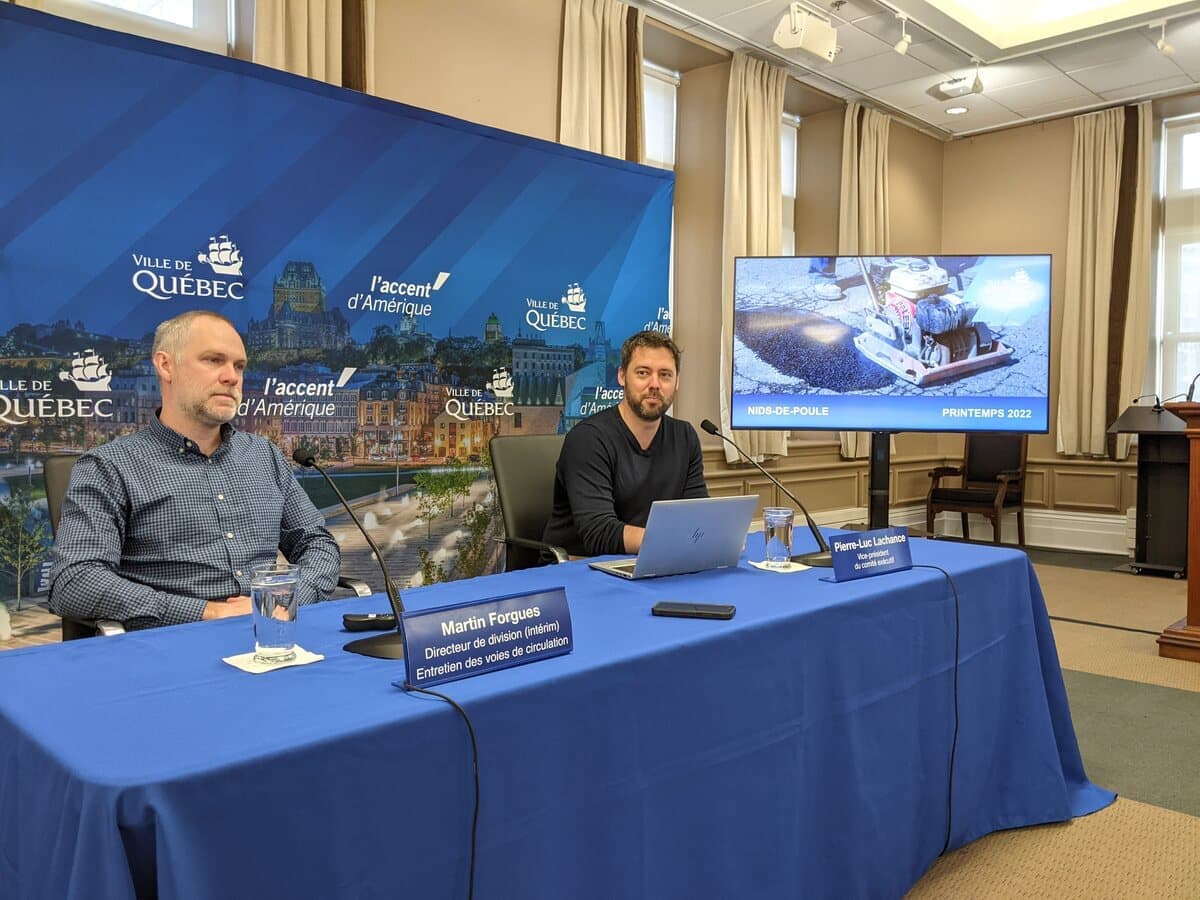 Martin Forgues, directeur de division par intérim à l’Entretien des voies de circulation à la Ville de Québec, et Pierre-Luc Lachance, vice-président du comité exécutif responsable de l’entretien des voies de circulation, en conférence de presse le vendredi 18 mars 2022 pour faire le point sur l’opération de colmatage des nids-de-poule.