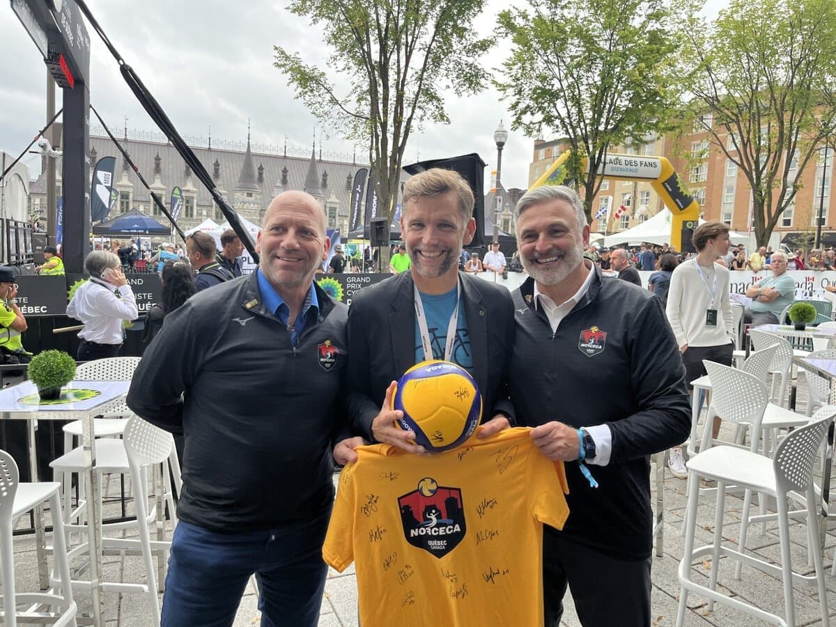 Le maire de Québec, Bruno Marchand (au centre), était vendredi matin au départ du Grand Prix Cycliste de Québec.
