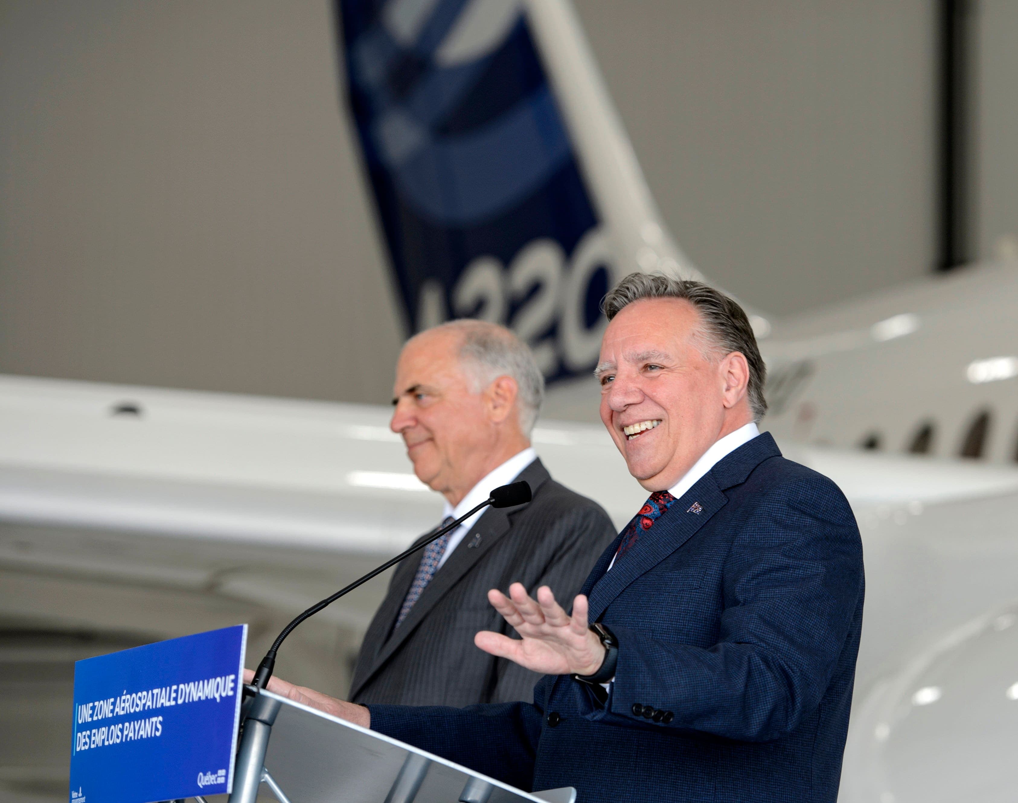 François Legault et Pierre Fitzgibbon lors de l'annonce d'une nouvelle aide de 414 M$ à Airbus, en juillet 2024 à Mirabel.