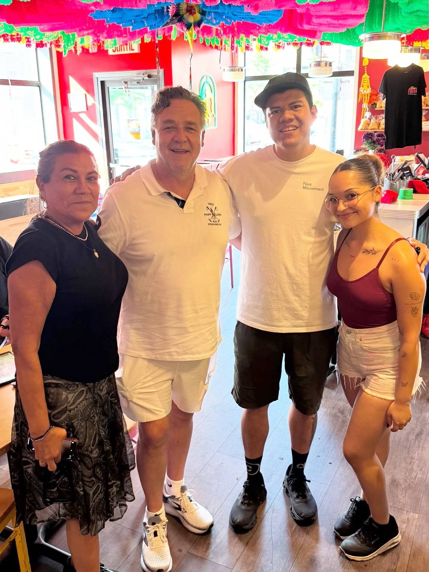 Visiblement heureux de sa visite, l'acteur Russell Crowe a pris le temps de poser avec le chef de Tacos Frida, Enrique Chan.