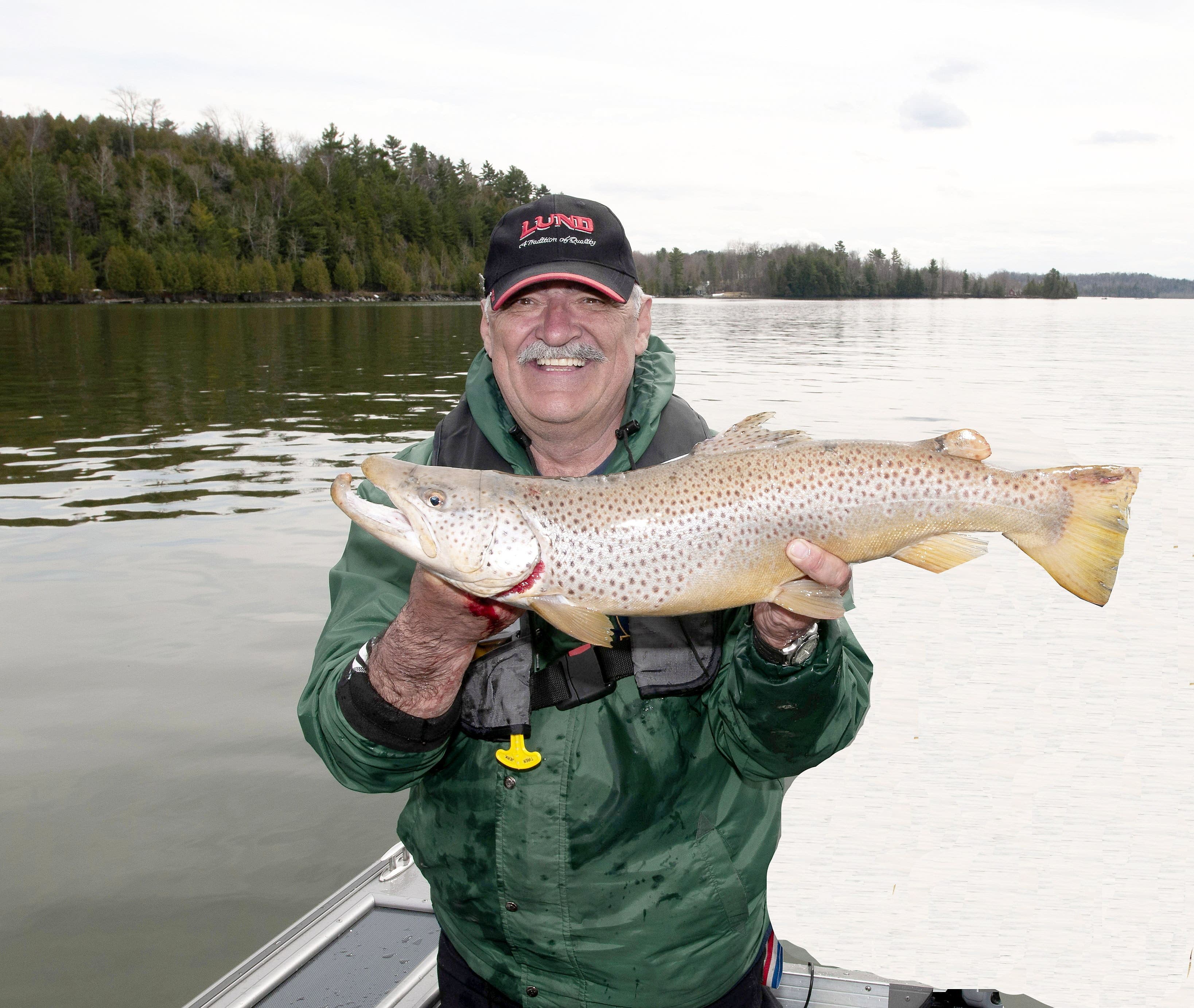Gilles Beauchamps à bord de son kayak a fait une belle pêche, le 11 novembre, comparativement à un certain vantard. On le voit ici avec une belle truite brune.