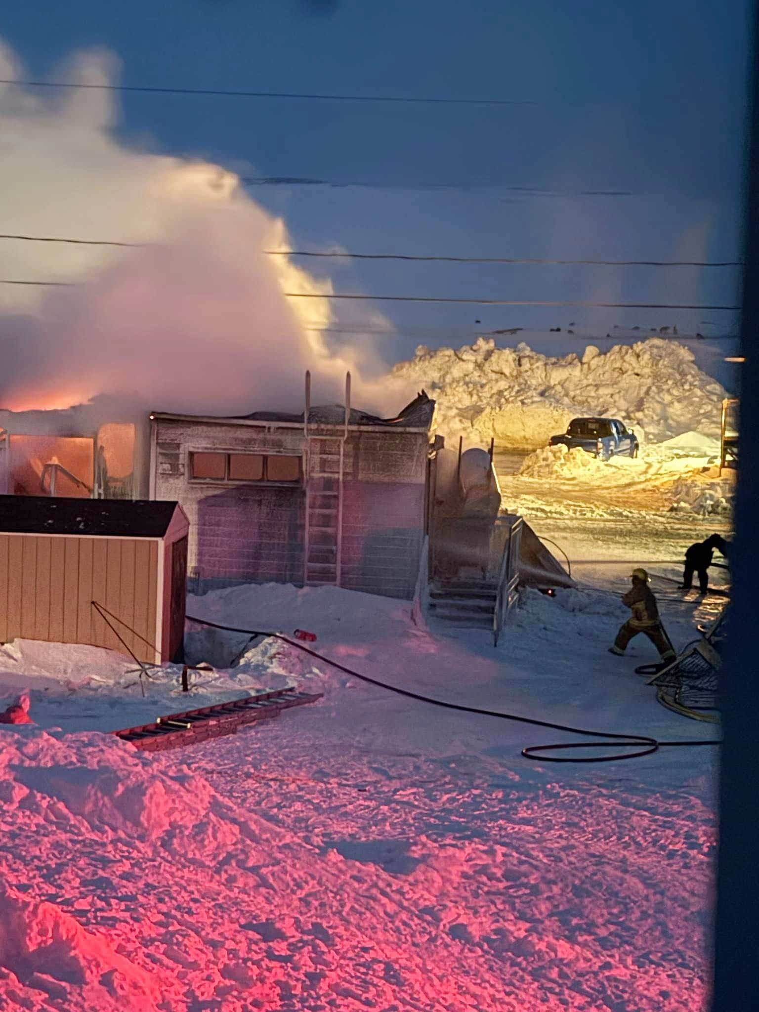 Un incendie a détruit une résidence à Puvirnituq, samedi, alors que le village est frappé par une pénurie d’eau.