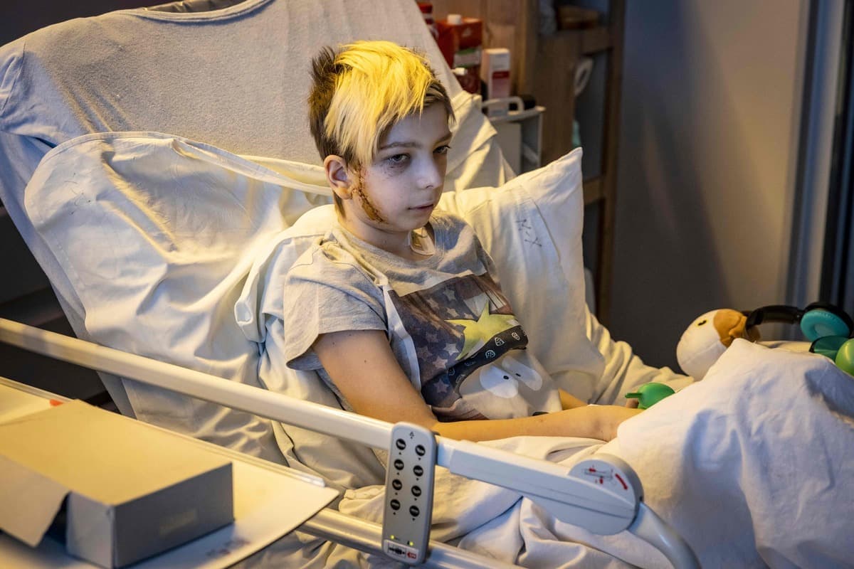 Le petit Volodymyr, 13 ans, assis dans son lit d'hôpital à Kyïv