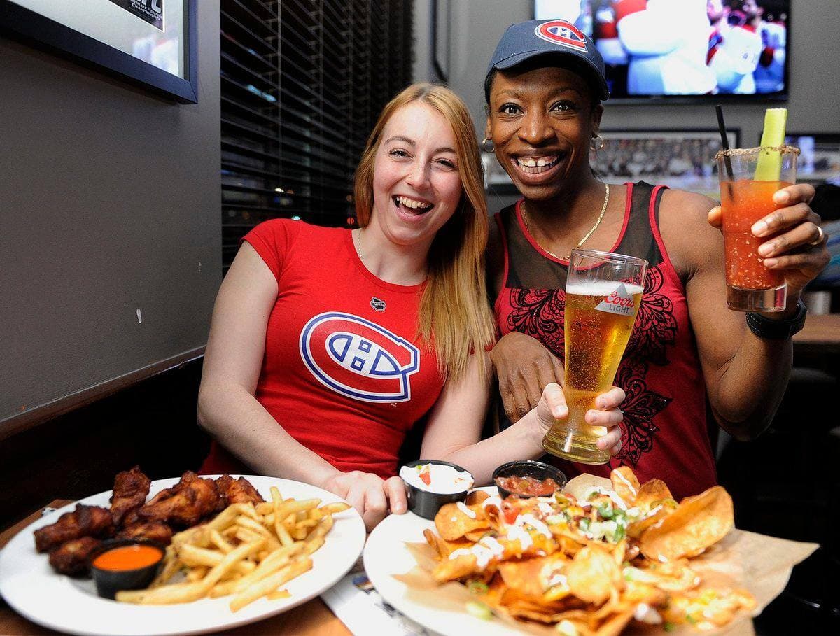 Alexandra et Nina, fans du Canadien, regardent le 6e match entre le Canadien et les Rangers, le 22 avril 2017.