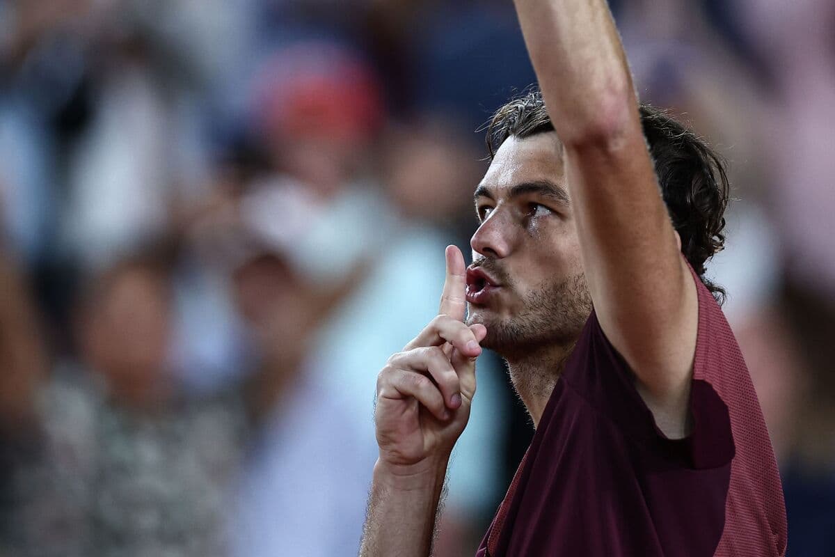 Taylor Fritz a mis son index devant sa bouche, comme pour demander à la foule de se taire, après son gain face au Français Arthur Rinderknech, jeudi soir, à Paris.