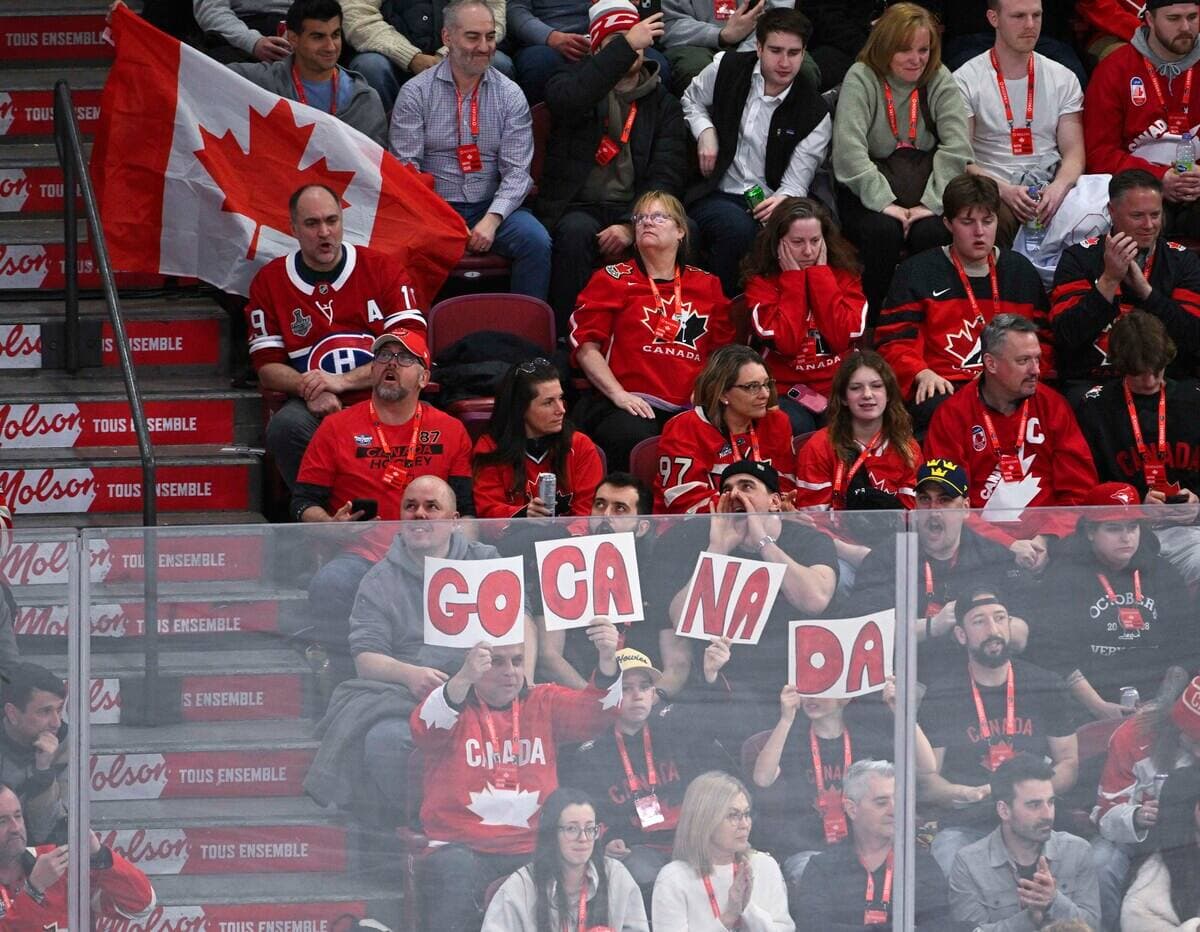 Les partisans de l’équipe canadienne affichaient leurs couleurs, mercredi au Centre Bell, lors du match opposant le Canada à la Suède.