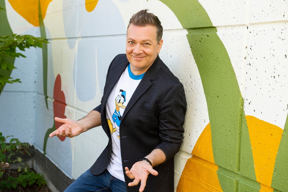 Tristan Demers a plongé dans les archives et fouillé dans des vieilles boîtes pour trouver des documents retraçant l'histoire de Walt Disney au Québec.