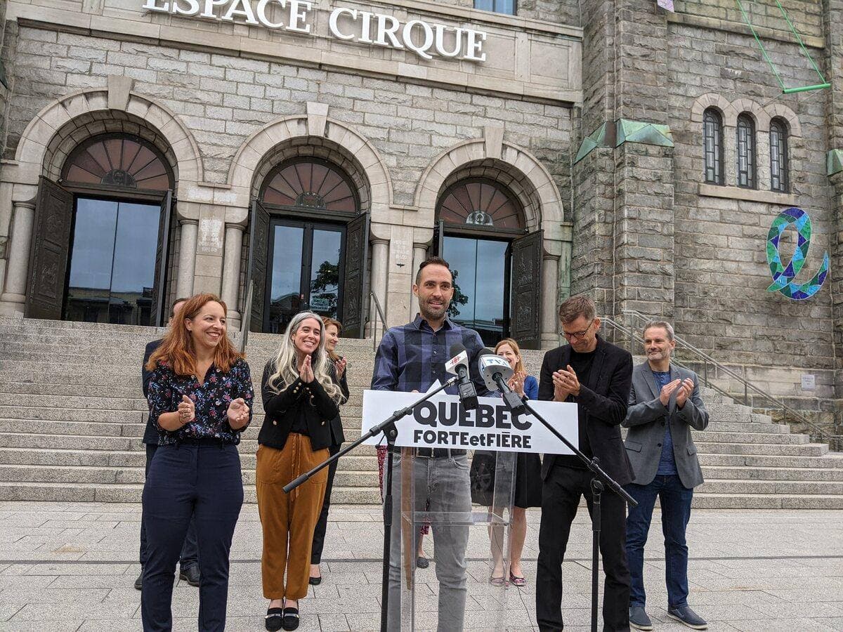 Florent Tanlet (au centre), candidat de Québec forte et fière dans le district de Limoilou, et son chef Bruno Marchand (deuxième à partir de la droite). Le parti municipal s'est engagé à verser un montant de 1,8 million $ à l'École de cirque de Québec pour l'aider à réaliser son projet d'agrandissement.