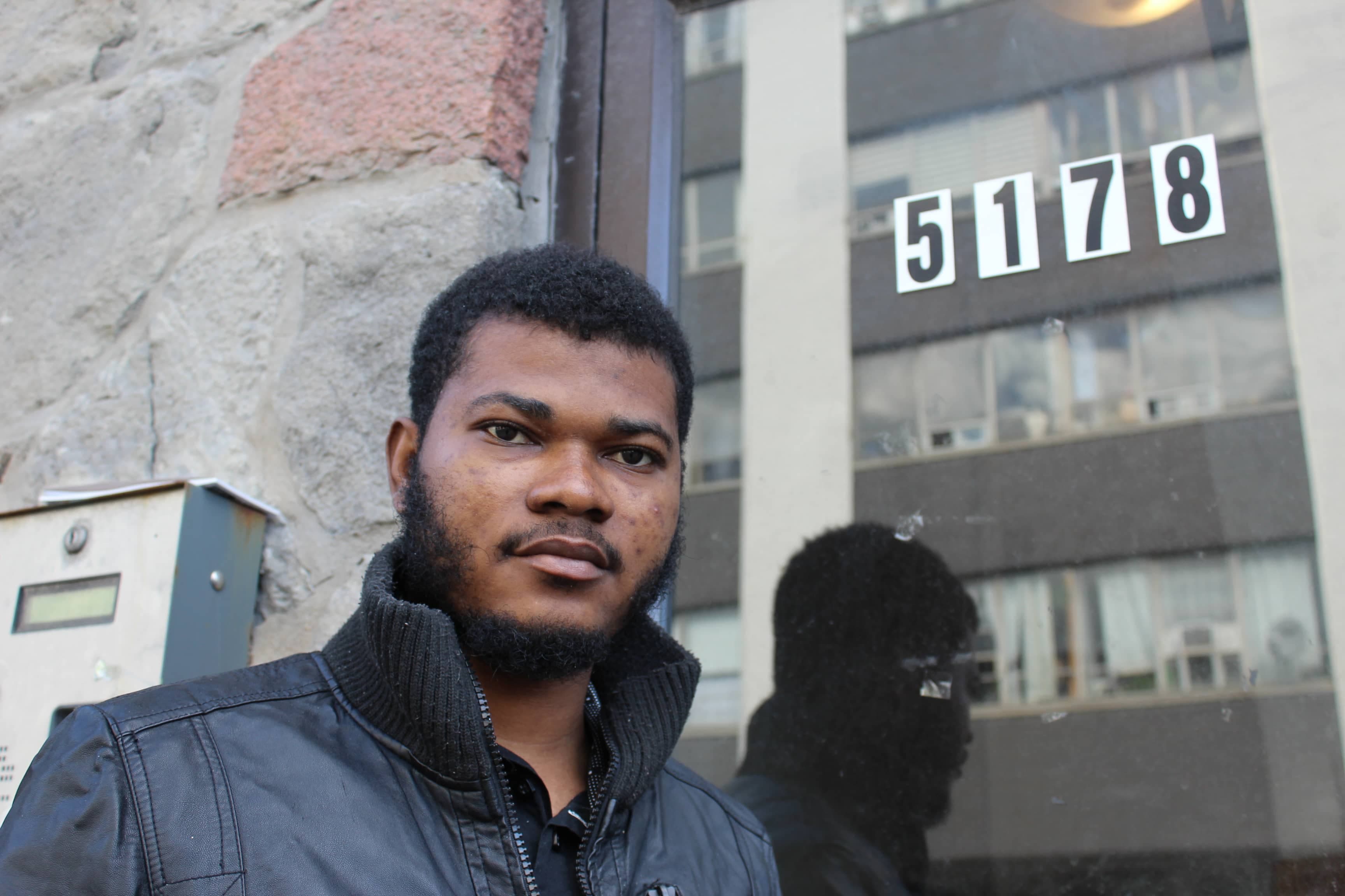 Aliou Karimou devant l'immeuble à logement