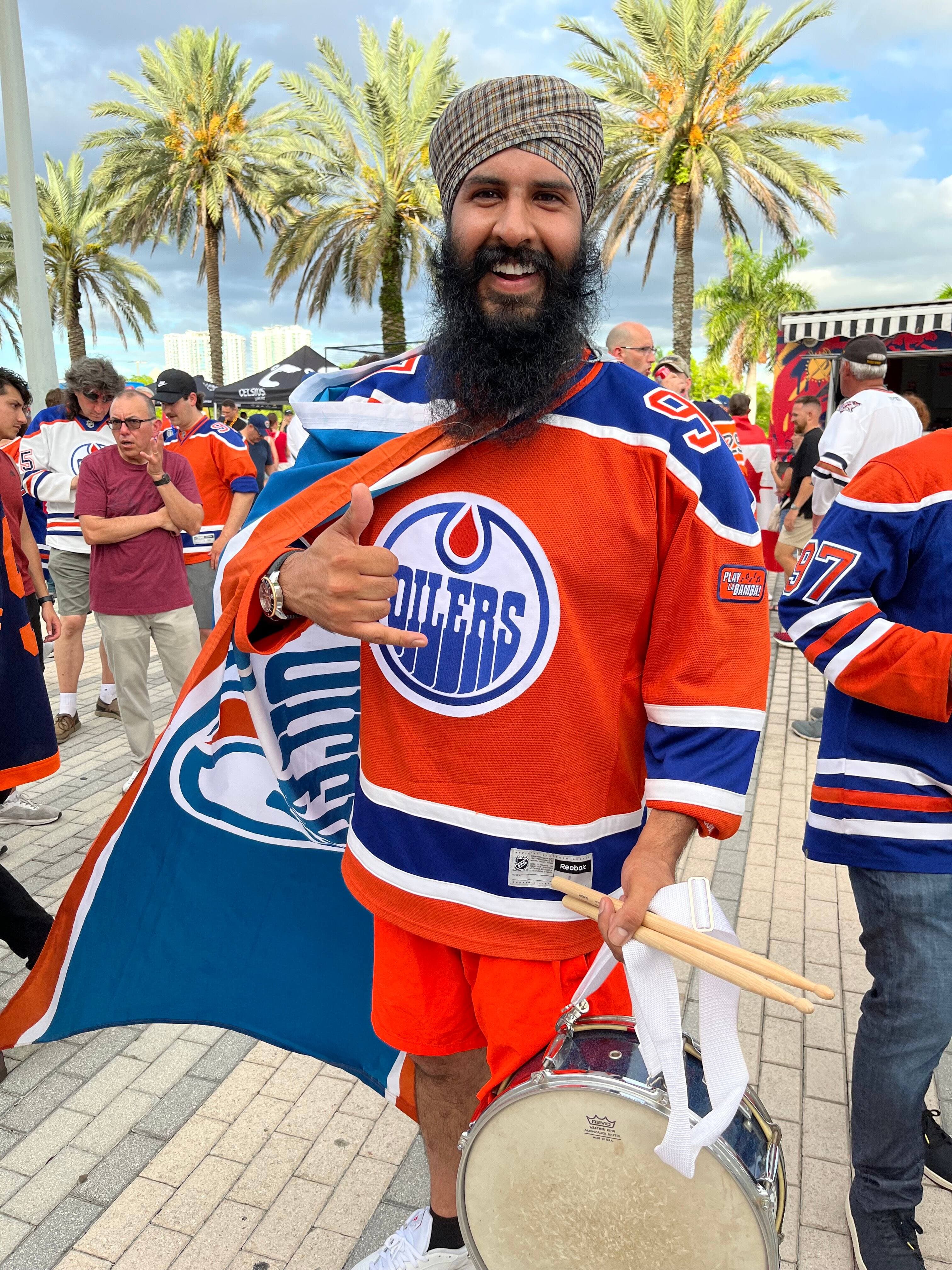 Le partisan des Oilers d'Edmonton Goldy Gill jouait du tambour devant l'Amerant Bank Arena, à Sunrise, avant la septième et ultime rencontre de la finale de la Coupe Stanley, le lundi 24 juin 2024.