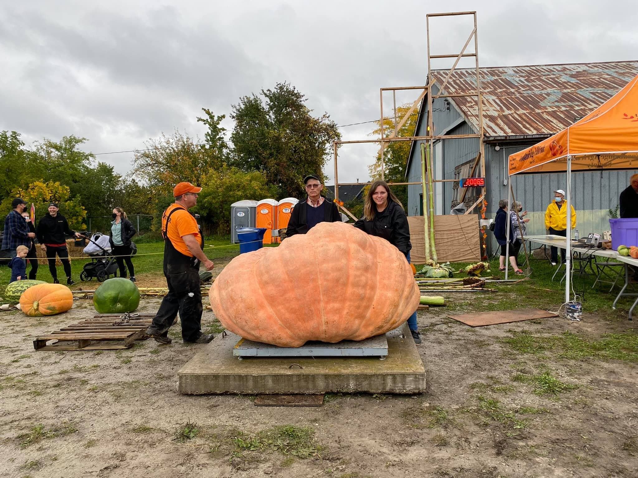 Jim et Kelsey Bryson avec Alice 1, leur citrouille de 2000 lb