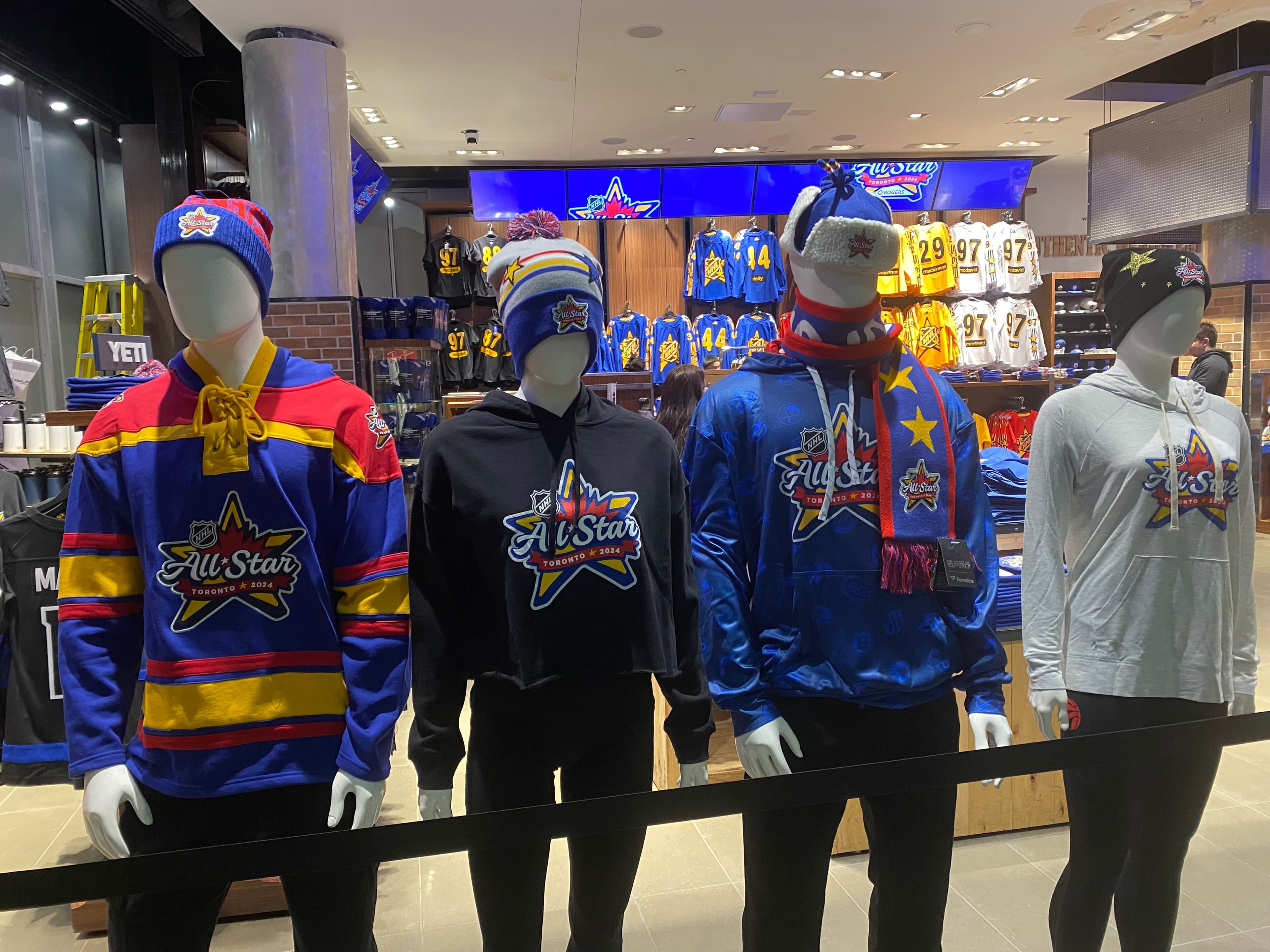 Une boutique officielle offre des produits dérivés de l’édition 2024 du Match des étoiles de la LNH à la gare Union Station, aux abords du Scotiabank Arena.