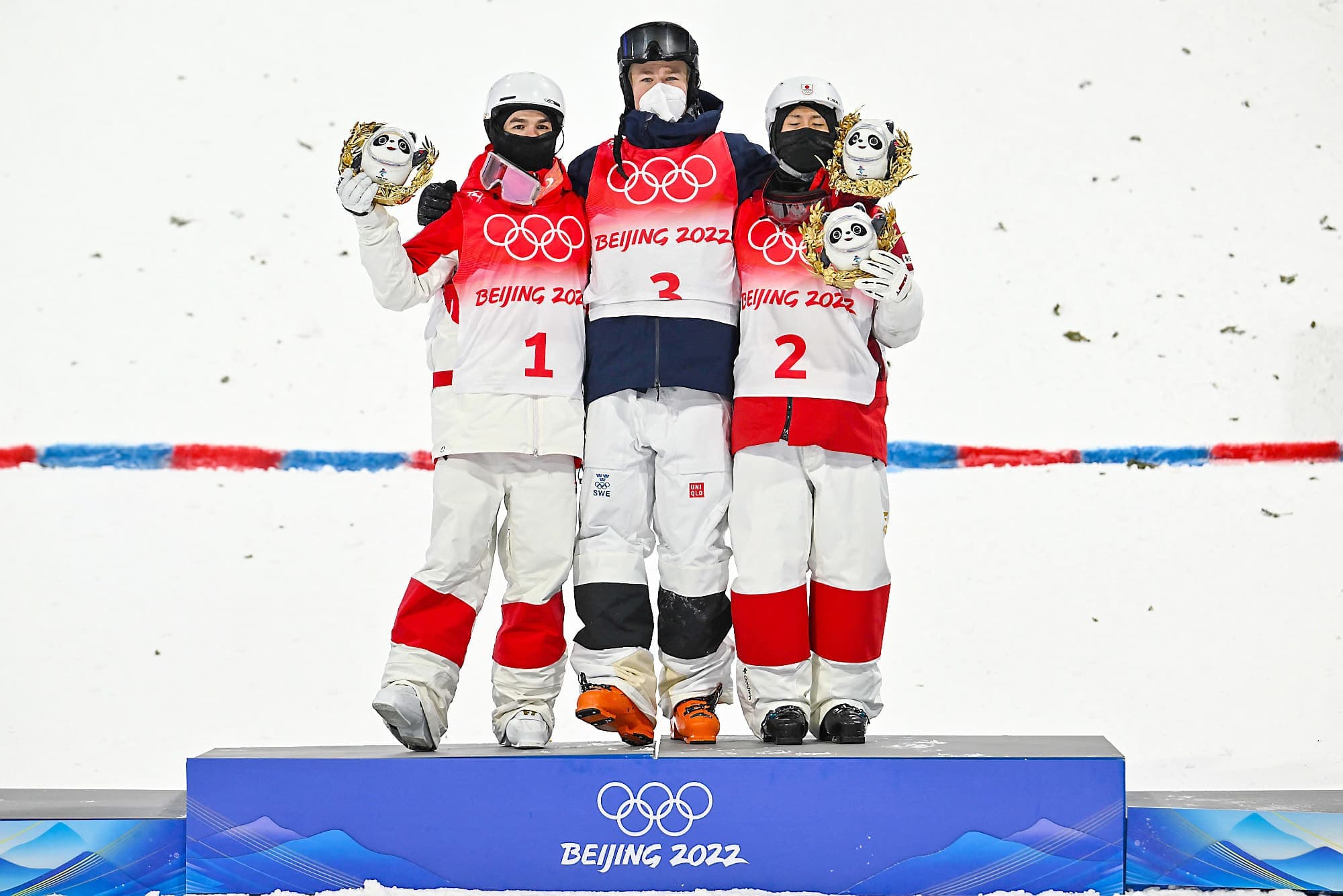 Médaillé d’or, le Suédois Walter Wallberg (au centre) a partagé le podium avec Mikaël Kingsbury (à gauche) et le Japonais Ikuma Horishima (à droite).