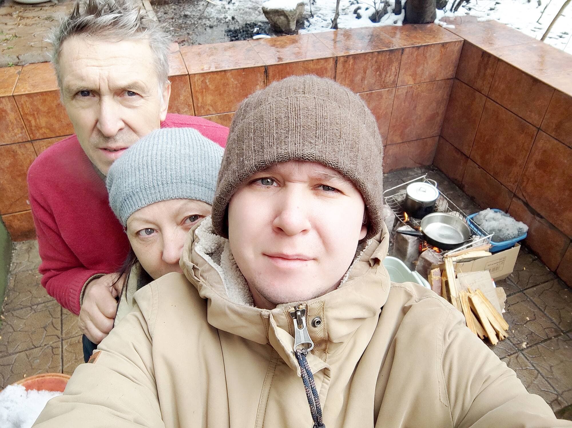 Glib Ivsieiev, 29 ans, pose avec ses parents, avec qui il a fui Marioupol.