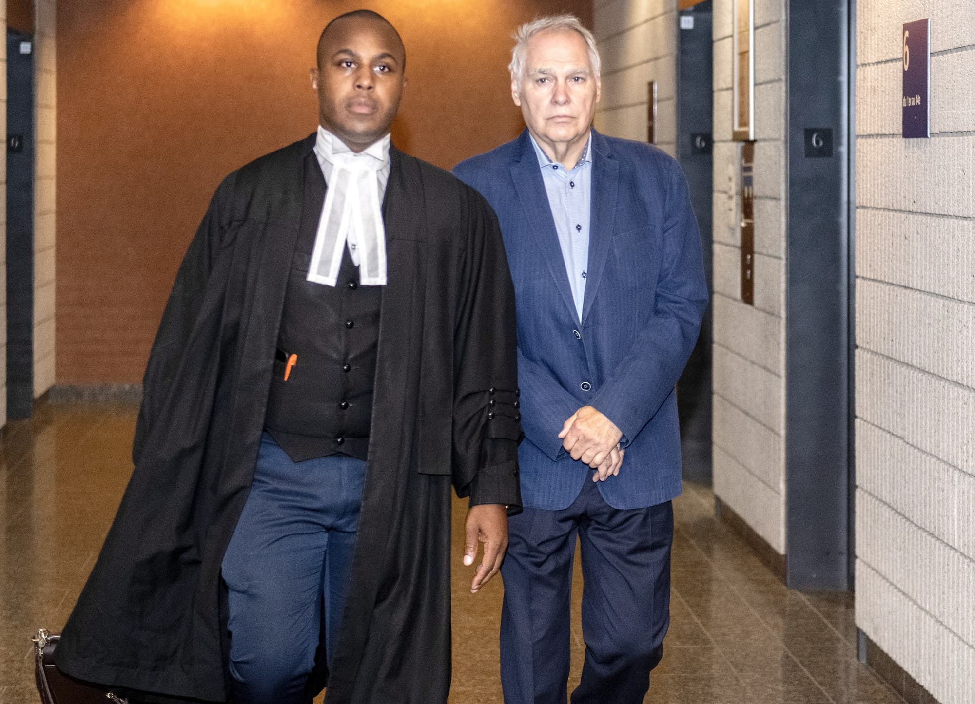 Le producteur télé Luc Wiseman s’est présenté au palais de justice de Montréal hier pour la première fois depuis sa mise en accusation aux côtés de son avocat, Me Alexandre Bien-Aimé. Il est reparti en fourgon cellulaire.
