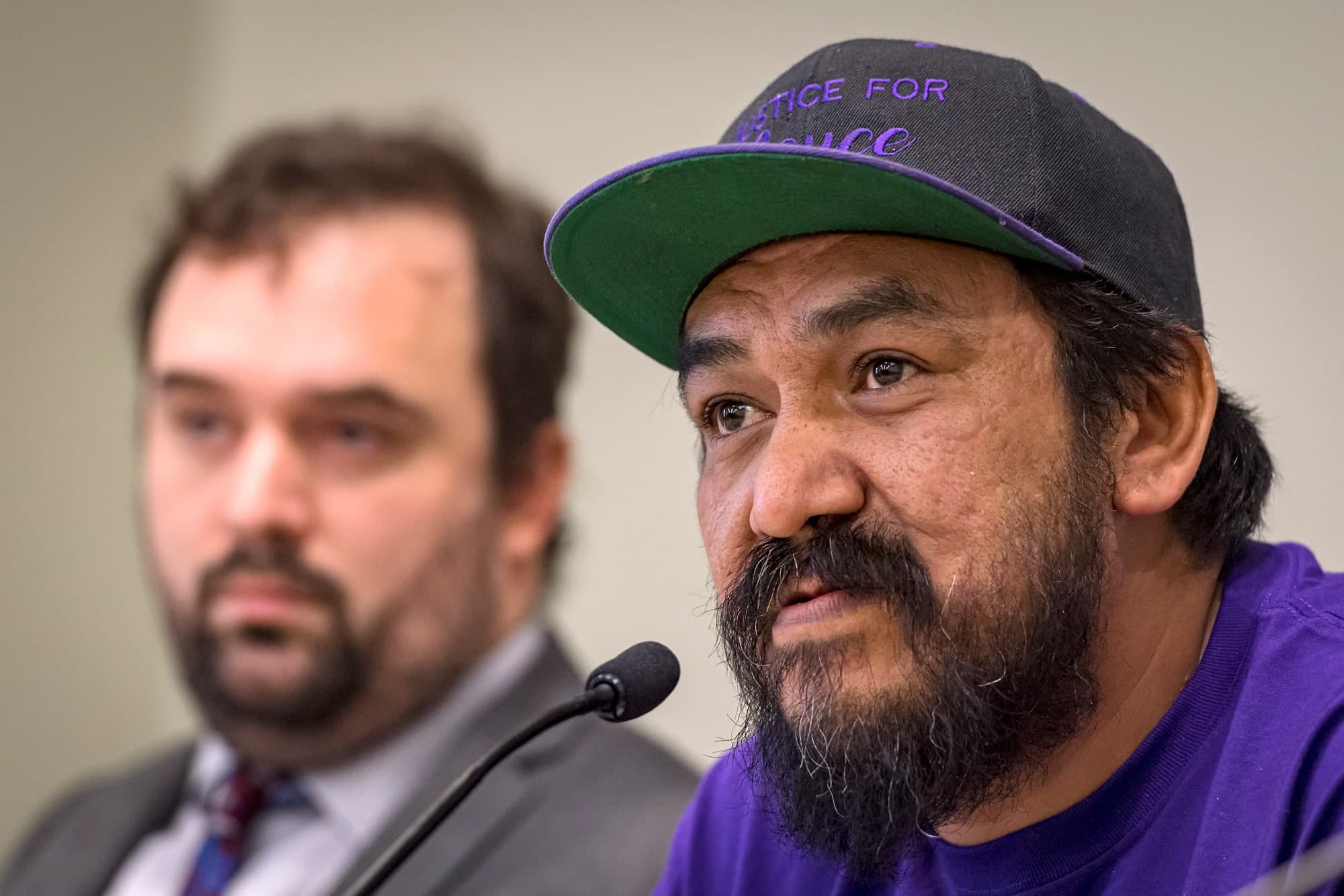 Me Patrick Martin-Ménard derrière Carol Dubé, le conjoint de Joyce Echaquan, lors d’une conférence de presse hier.