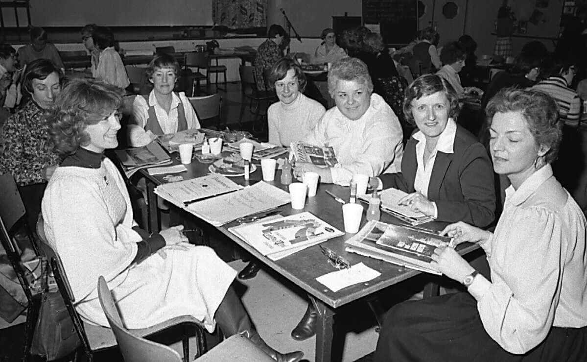 Réunions, discussions et activités d’un groupe du Conseil du statut de la femme au YWCA du boulevard René-Lévesque Ouest à Montréal, en 1978.