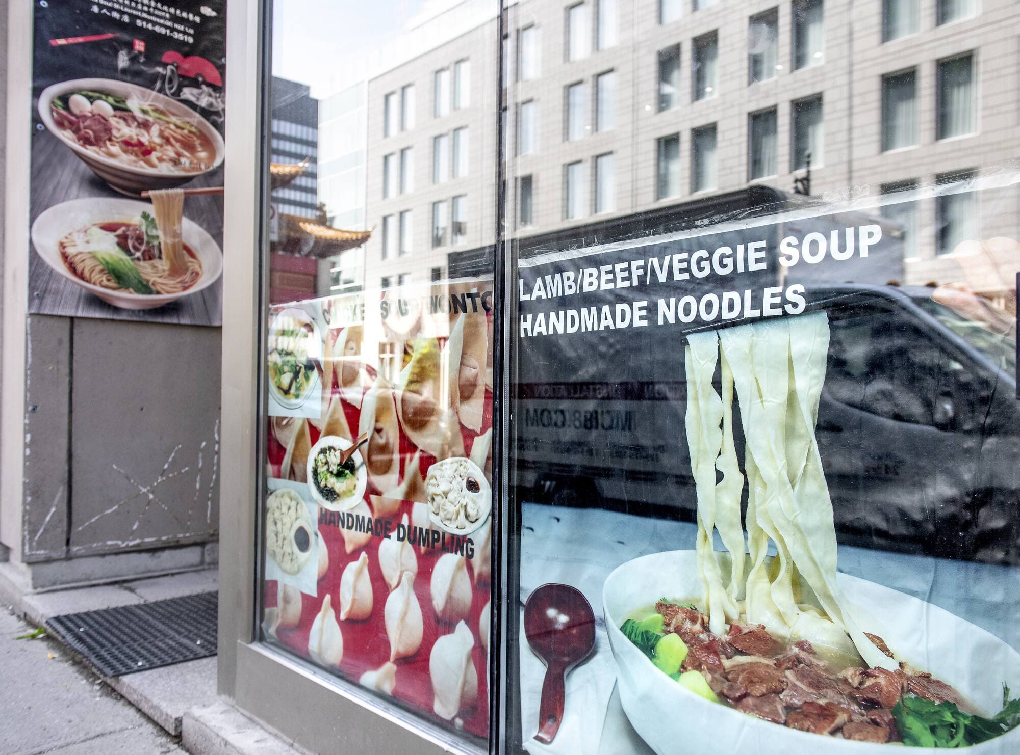 La proportion des personnes parlant le français à la maison a chuté de 2,4 % en cinq ans à Montréal, où des commerces font même fi des dispositions sur l’affichage de la loi 101.