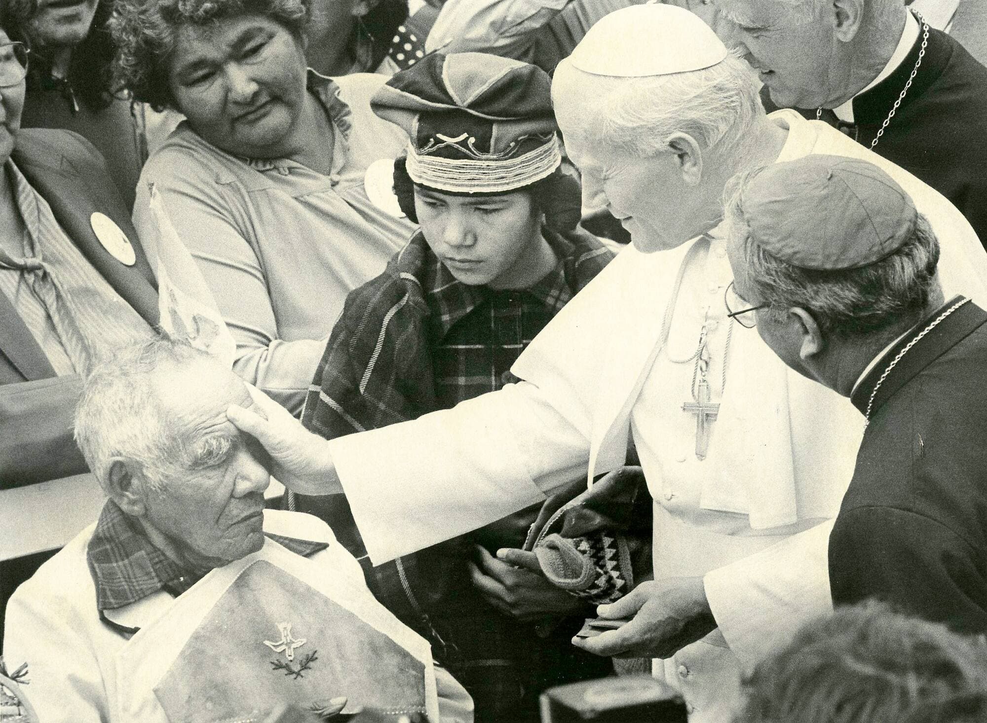 La dernière visite du pape au Québec remonte à 1984. Jean-Paul II avait notamment rencontré des membres des Premières Nations à Sainte-Anne-de-Beaupré.