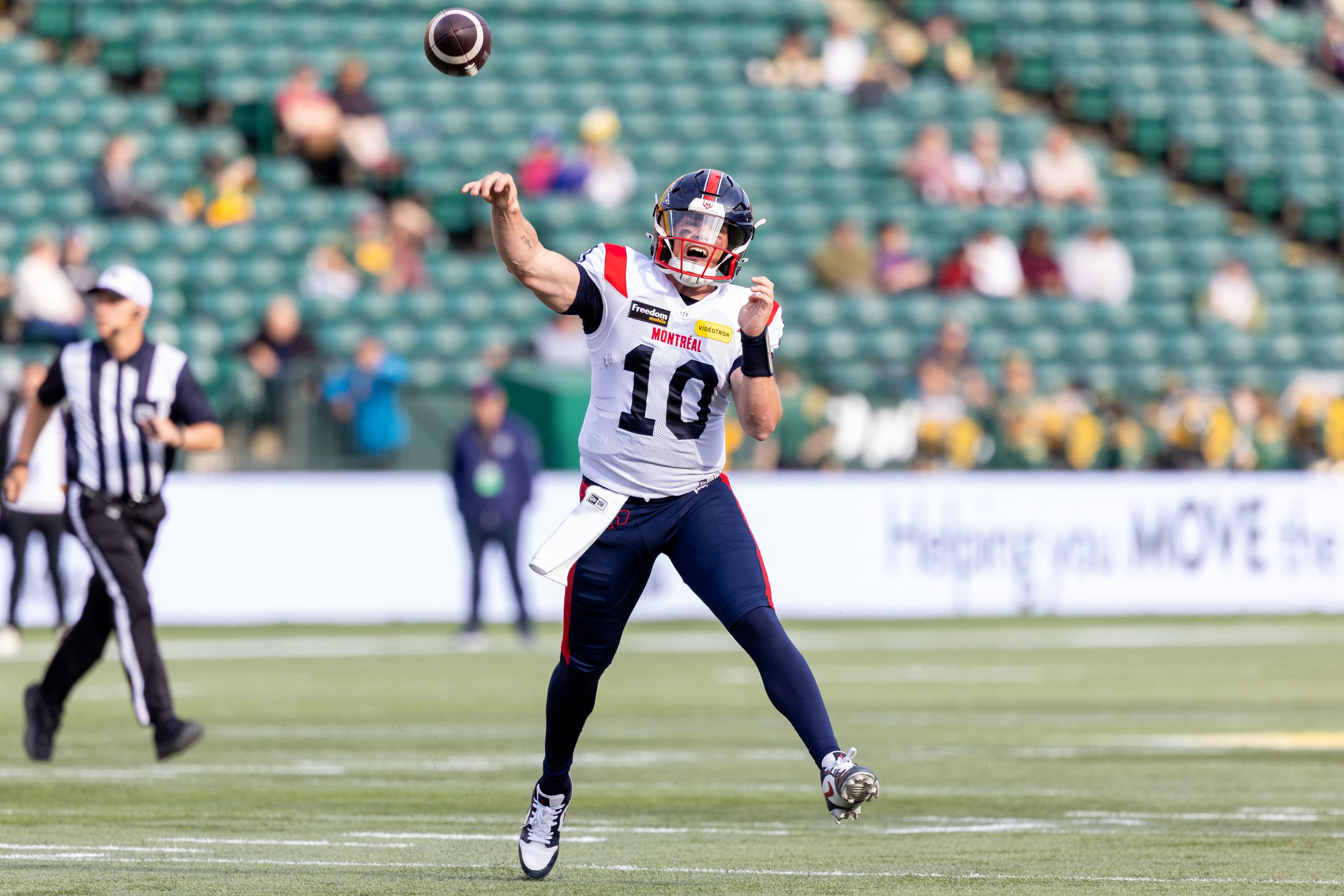 Le quart-arrière Davis Alexander, en action, lors du match du jeudi 19 juin 2025, à Edmonton, entre les Alouettes de Montréal et les Elks