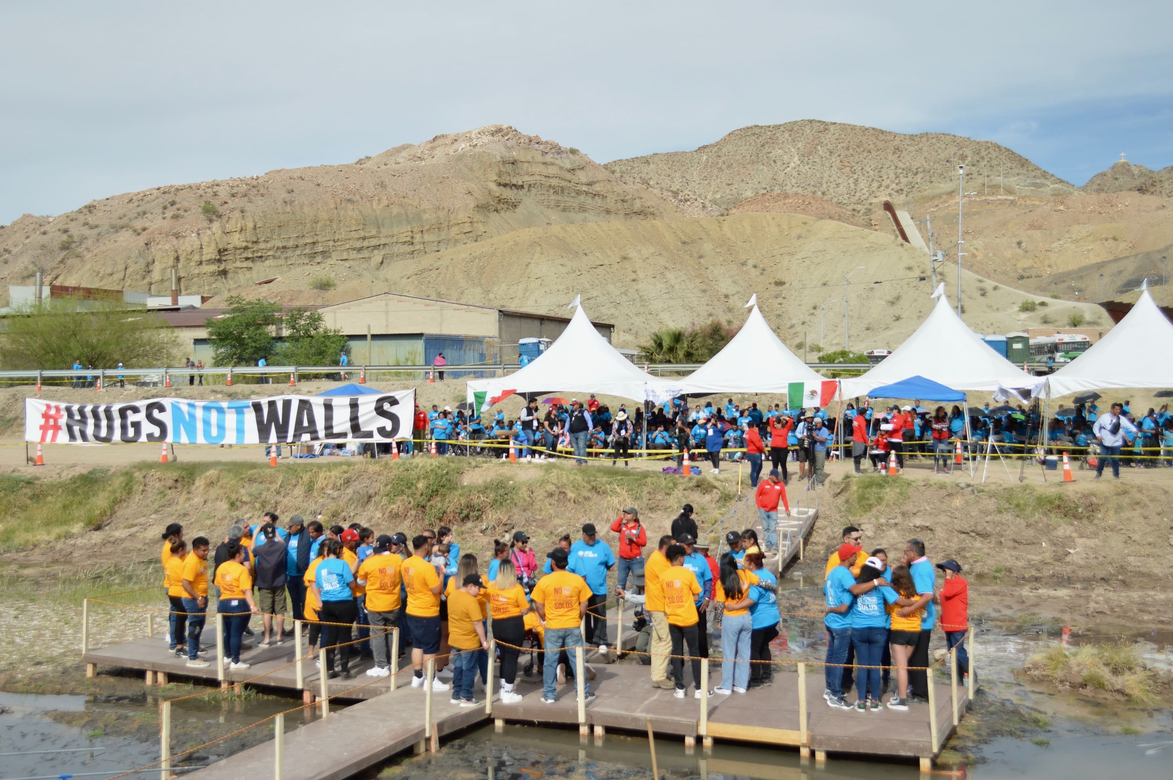 Les familles se sont réunies sous un soleil de plomb au milieu du fleuve Río Grande, qui sépare les États-Unis du Mexique.