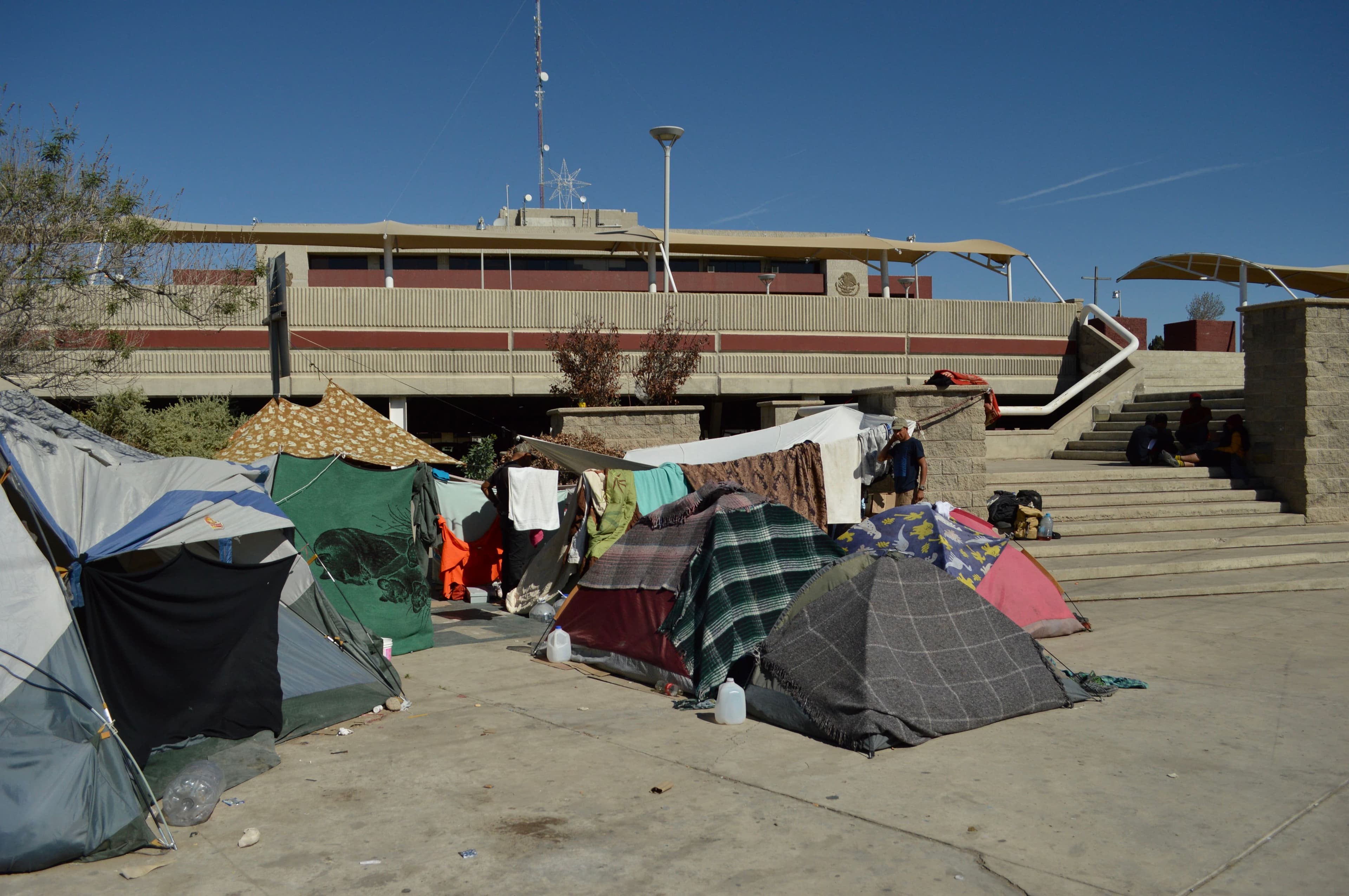 Des migrants ont érigé un campement tout près d'un pont qui relie Ciudad Juarez à la ville voisine, El Paso, aux États-Unis.