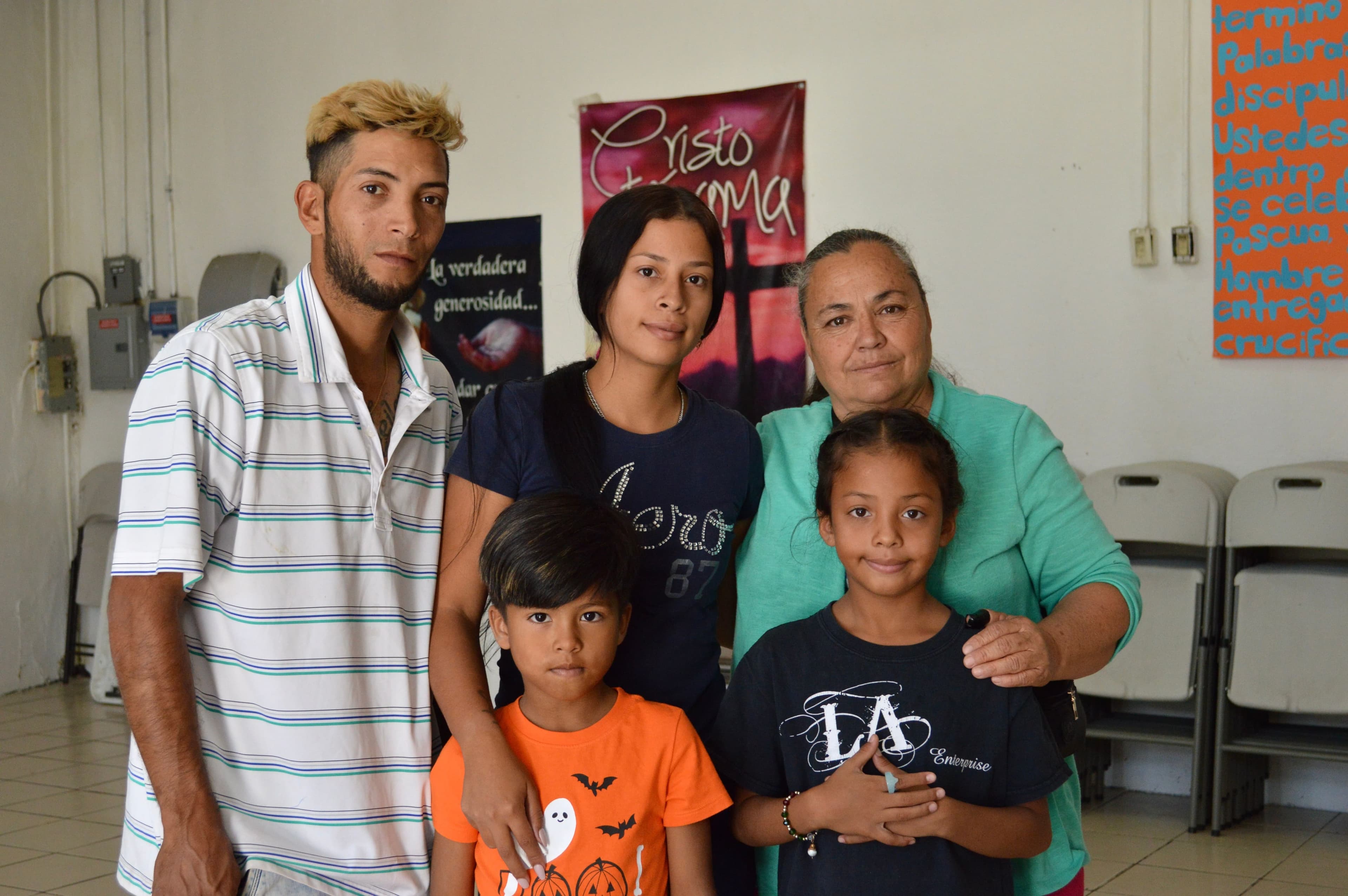 Raúl Herrera et Janny Graterol, originaires du Venezuela, avec leur garçon de 6 ans et leur fille de 8 ans, qui ont finalement obtenu un rendez-vous par l'application CBP One, et Guadalupe Grado Corral, résidente d'El Paso, qui leur est venue en aide.