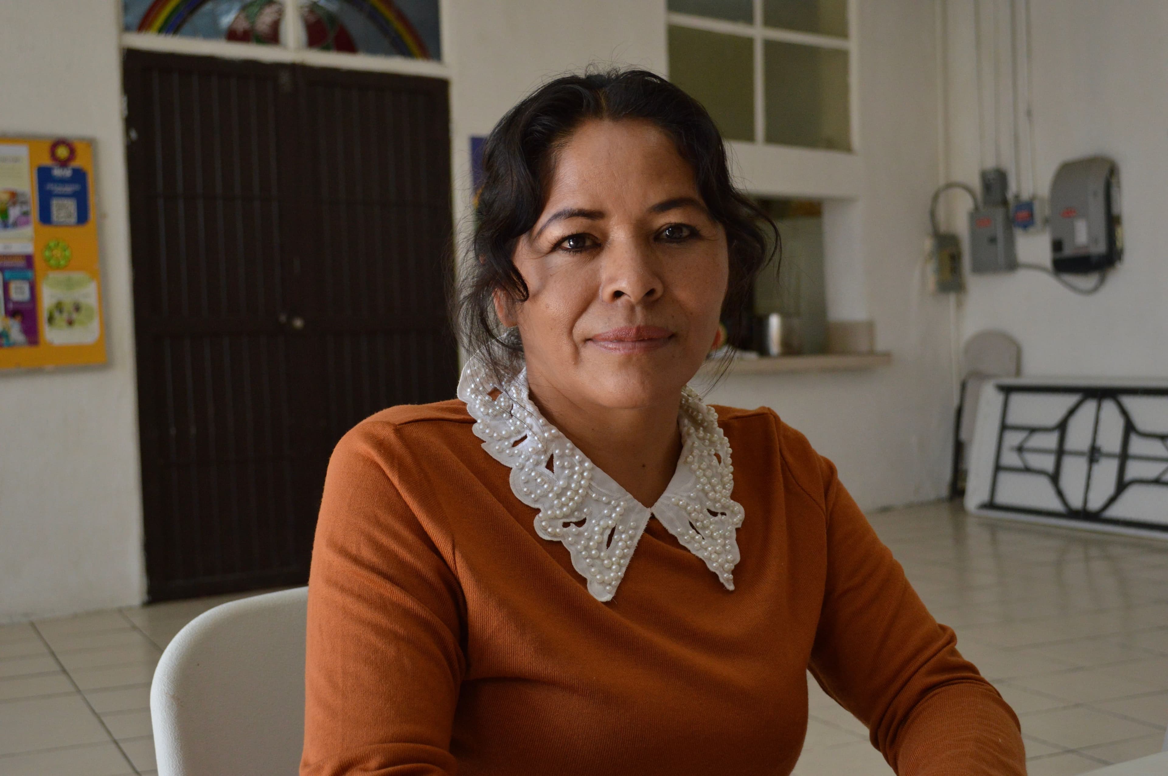 Reina Garcia Sanchez, 47 ans, attend patiemment d'obtenir un rendez-vous sur CBP One et aide un pasteur à gérer l'auberge El Buen Samaritano, à Ciudad Juarez, en attendant.
