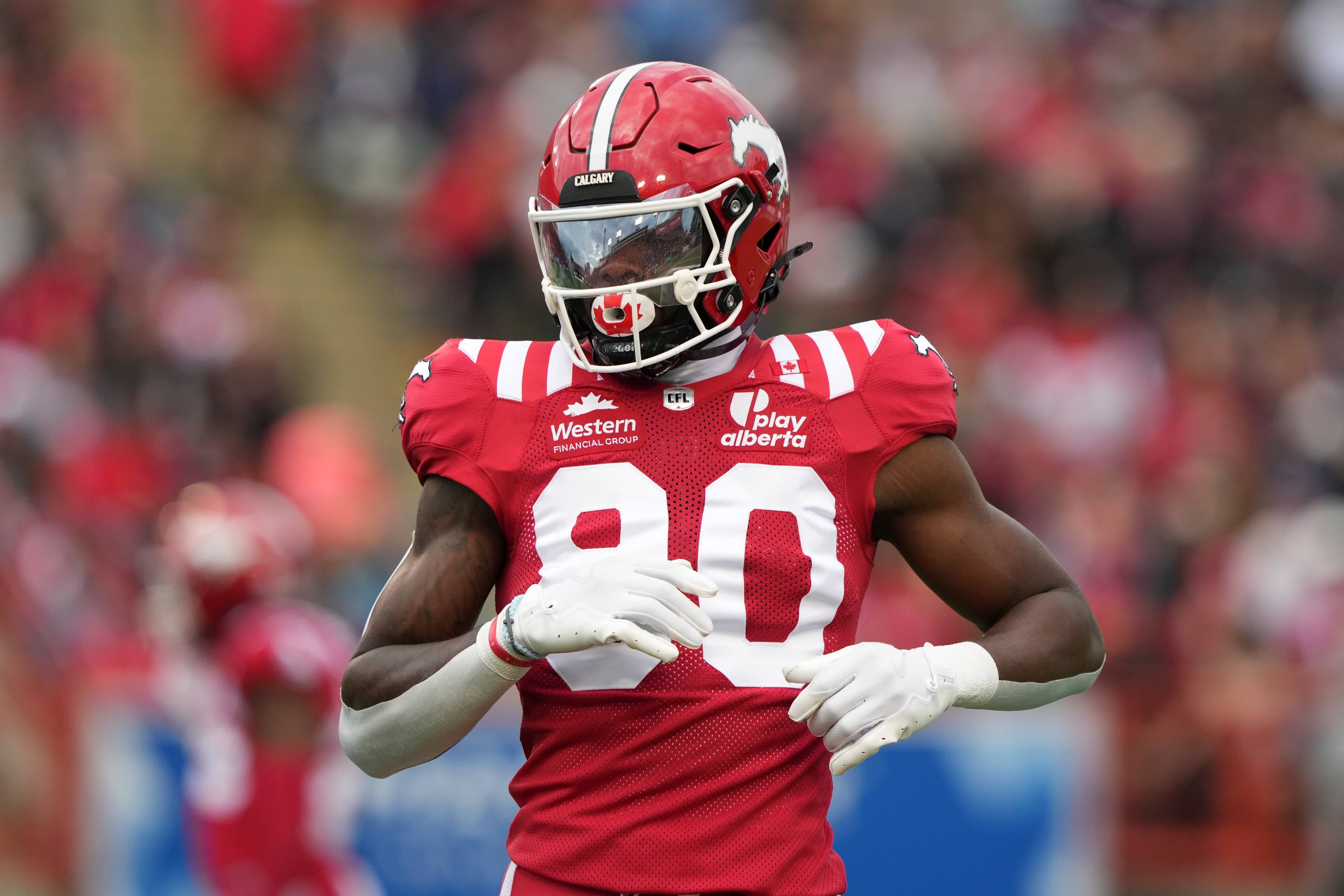 Le receveur de passes Damien Alford porte les couleurs des Stampeders dans un match disputé le 3 juillet 2025, à Calgary, face aux Blue Bombers de Winnipeg.