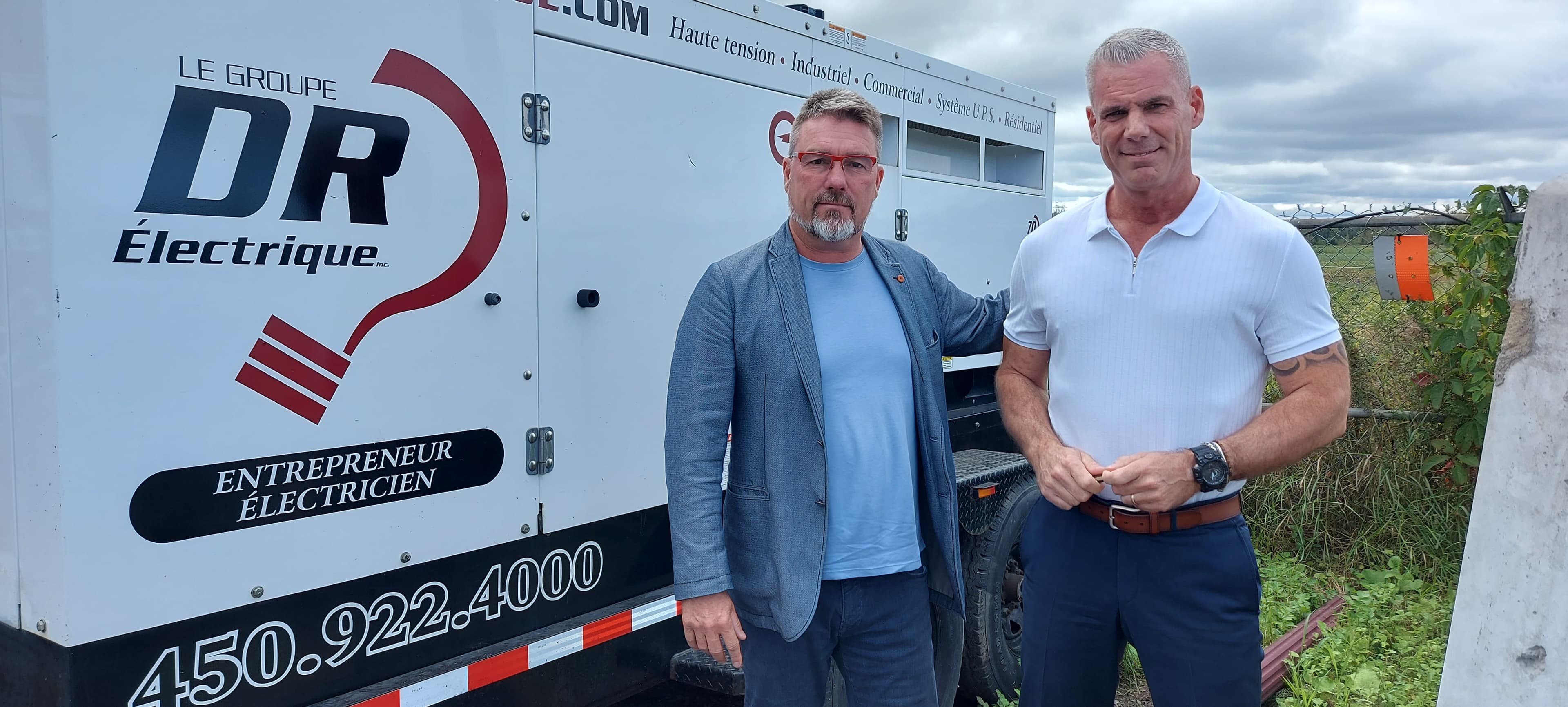 Stéphane Robert, propriétaire DR Électrique, et Éric Poulin, directeur des opérations.