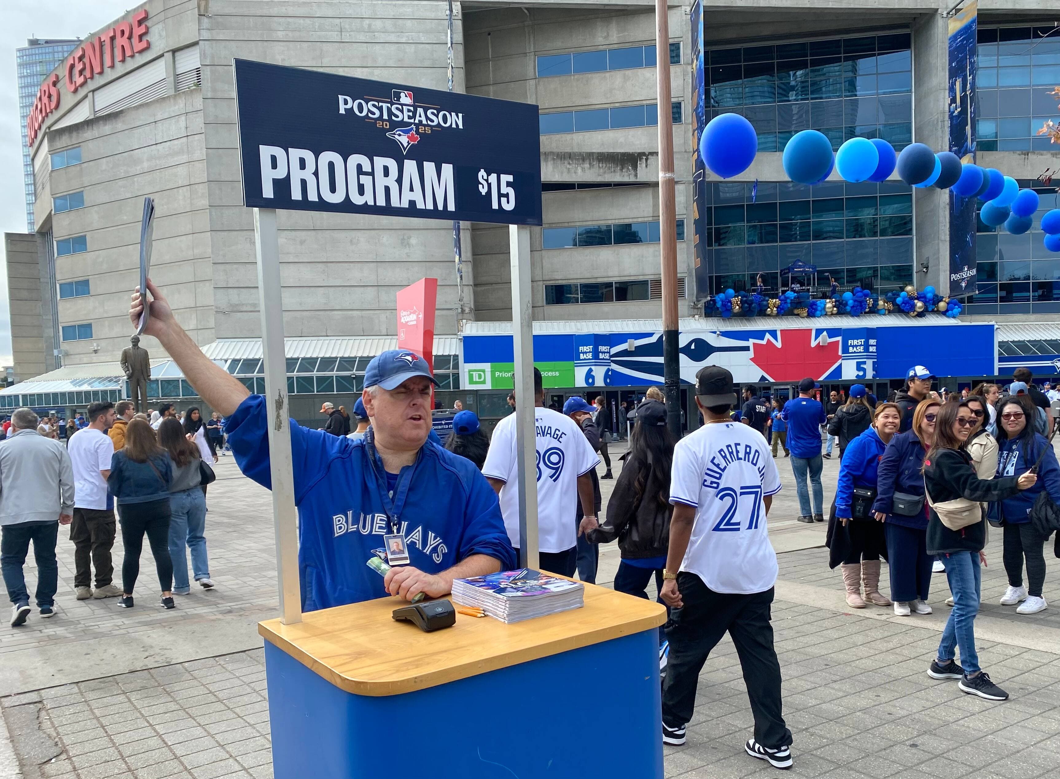 Ambiance autour du Rogers Centre, à Toronto, avant le deuxième match de la série de championnat de la Ligue américaine, le lundi 13 octobre 2025, entre les Blue Jays et les Mariners de Seattle.