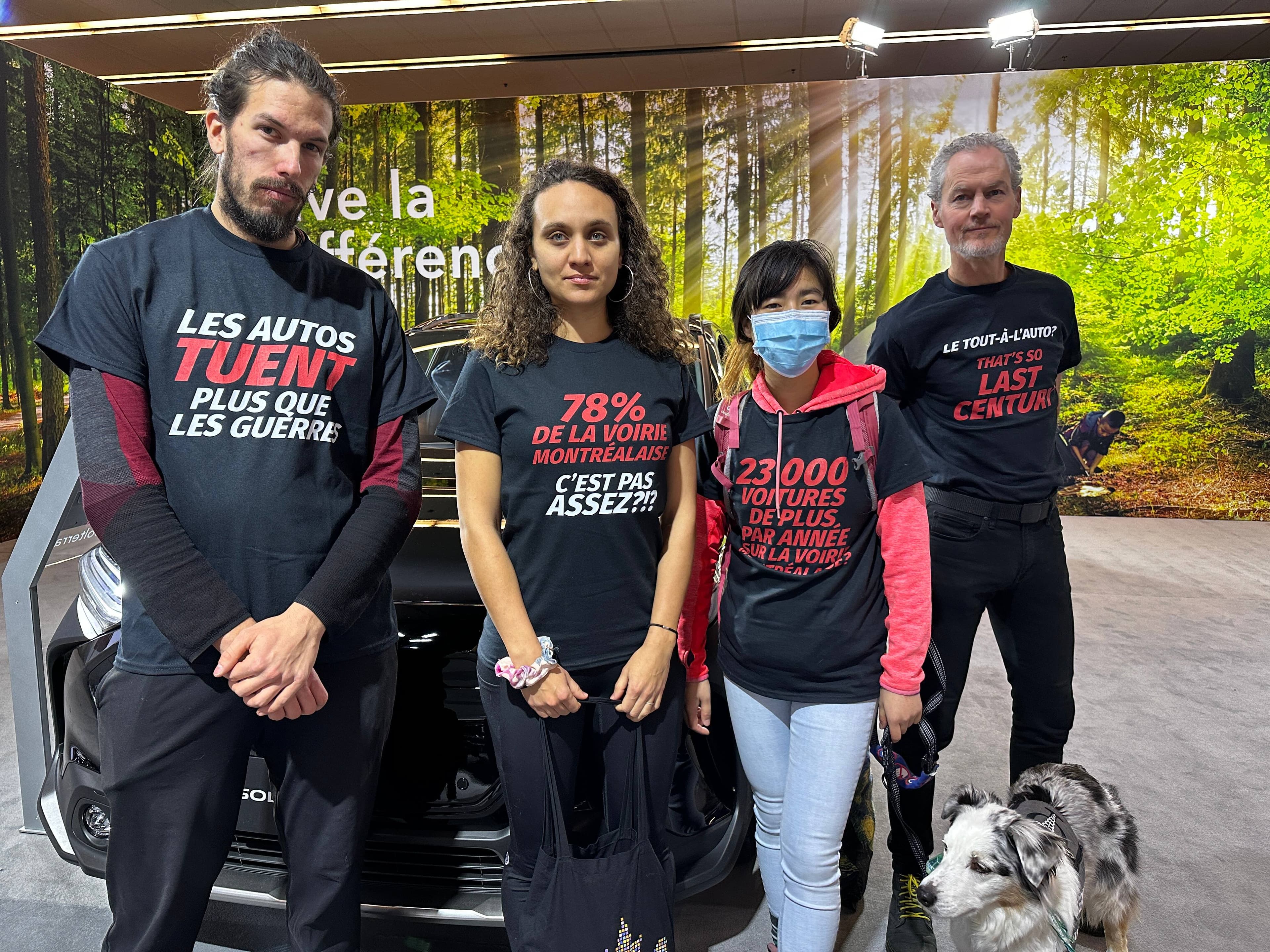 Julien Gagnon-Ouellette, Jasmine Gareau-Lindsay, Lee-Ann Boily et Ben Valkenburg ont manifesté au Salon de l'Auto 2023 à Montréal.