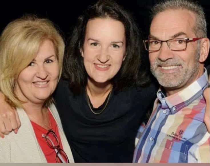 Les parents de Josyane Tanguay-Pelletier ne comprennent pas pourquoi personne n'a pu venir en aide à leur fille, lorsque la voiture dans laquelle elle prenait place est tombée dans la rivière du Sud, à Montmagny, le 21 avril dernier. De gauche à droite, la mère de la victime, Marise Tanguay, Josyane Tanguay-Pelletier, 36 ans, et son père, Bertrand Potvin.