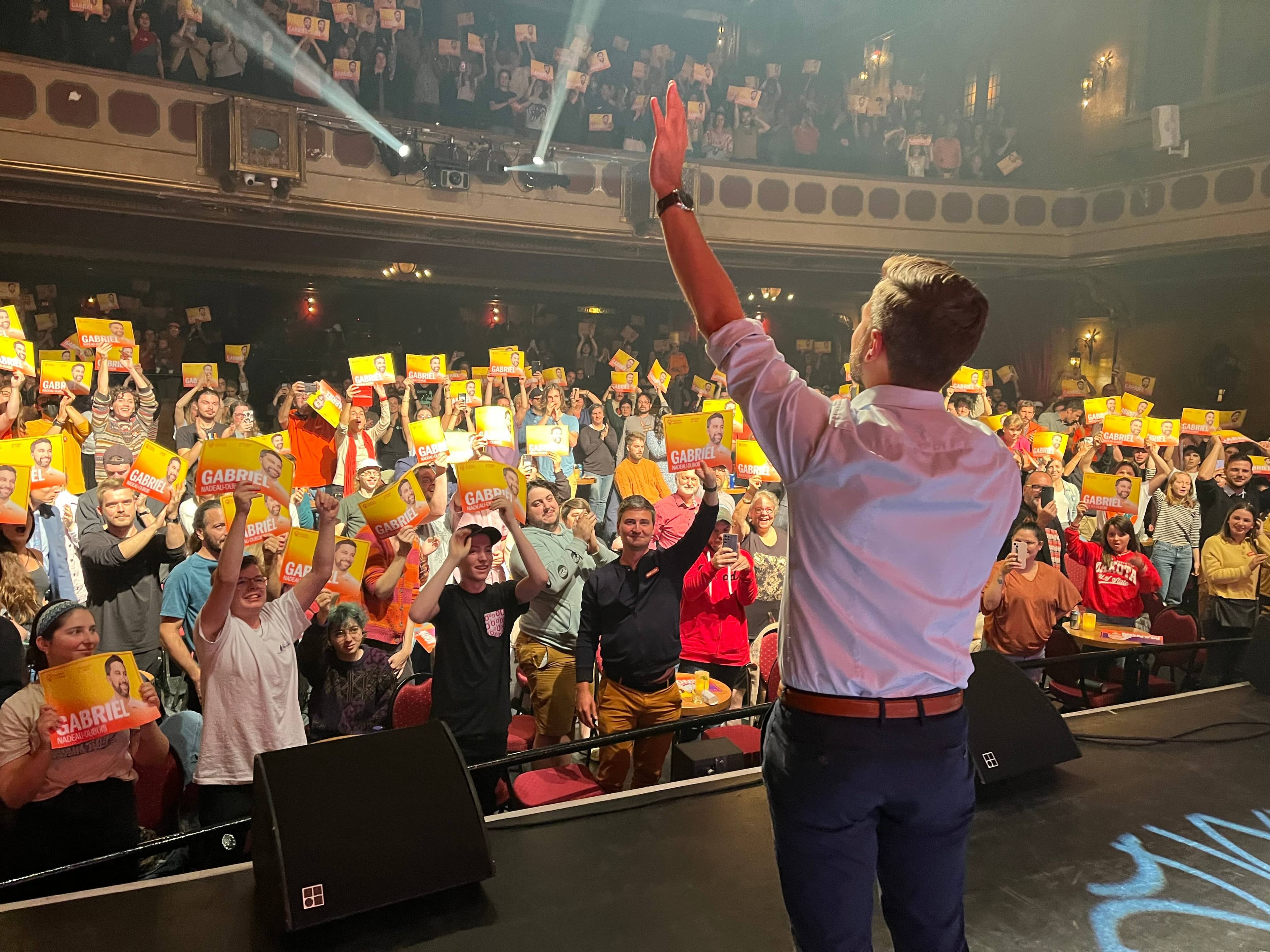 Le co-porte-parole solidaire Gabriel Nadeau-Dubois lors du plus grand rassemblement de militants de son parti à Sherbrooke jusqu'à présent. Le collectif LaF et Fanny Bloom étaient en tête d'affiche de «L’Estrie de show», qui a fait salle comble au Théâtre Granada.