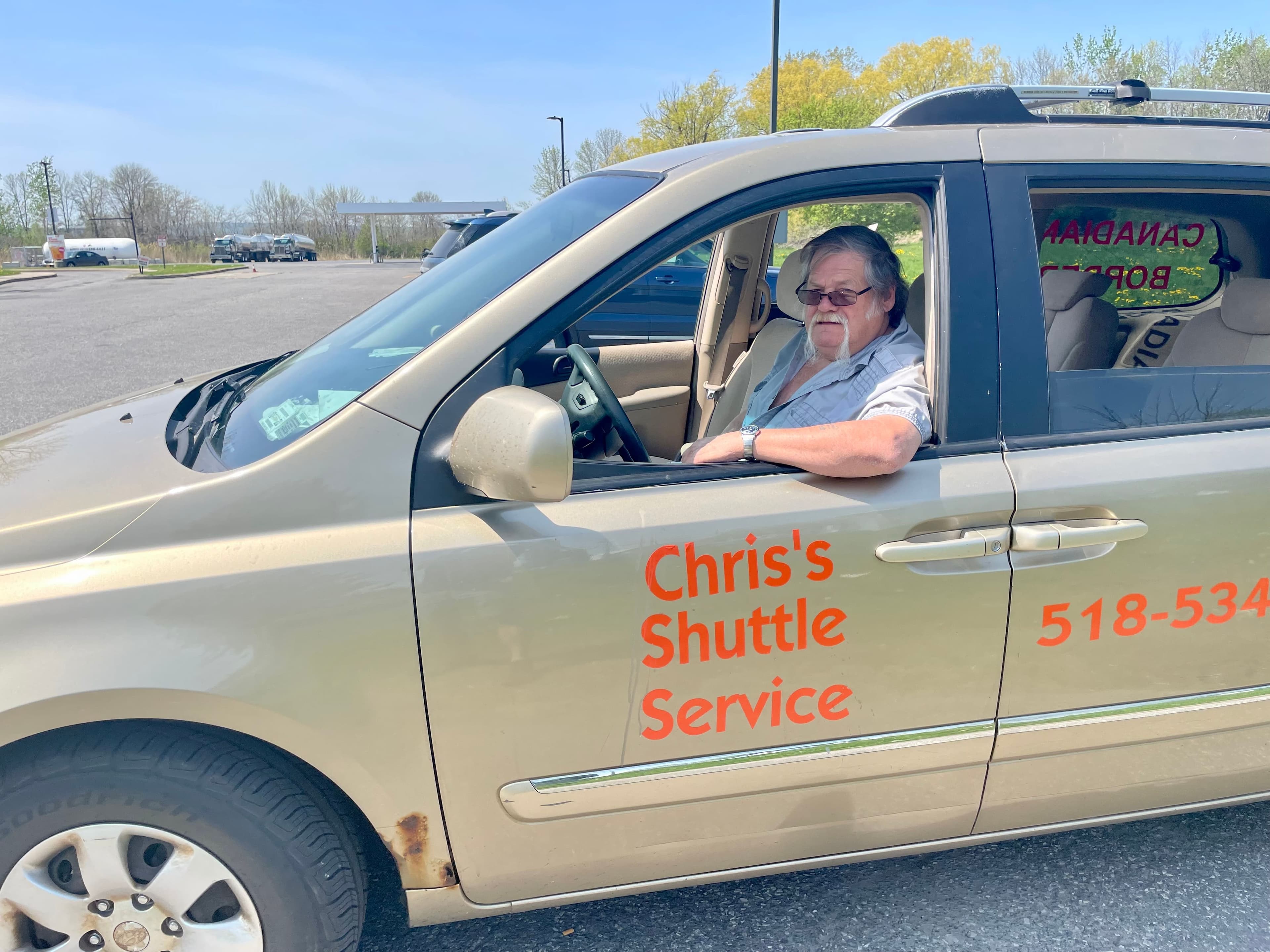 À près de 80 dollars américains la course de 30 minutes jusqu’au chemin Roxham, c’est un travail payant pour les chauffeurs de taxis de Plattsburgh.