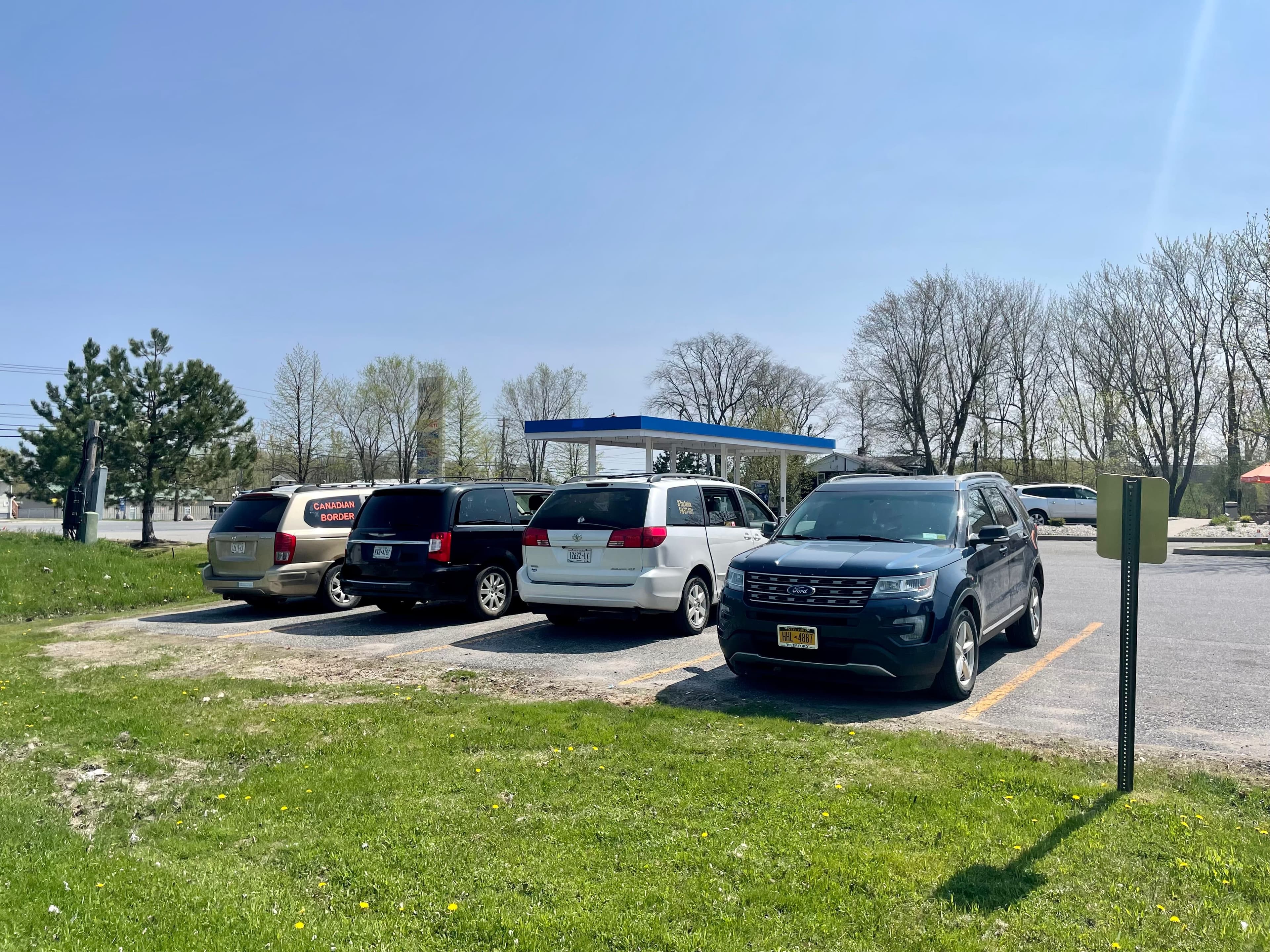 Les trois taxis sur la gauche attendent le bus qui arrivera finalement à 15h23.